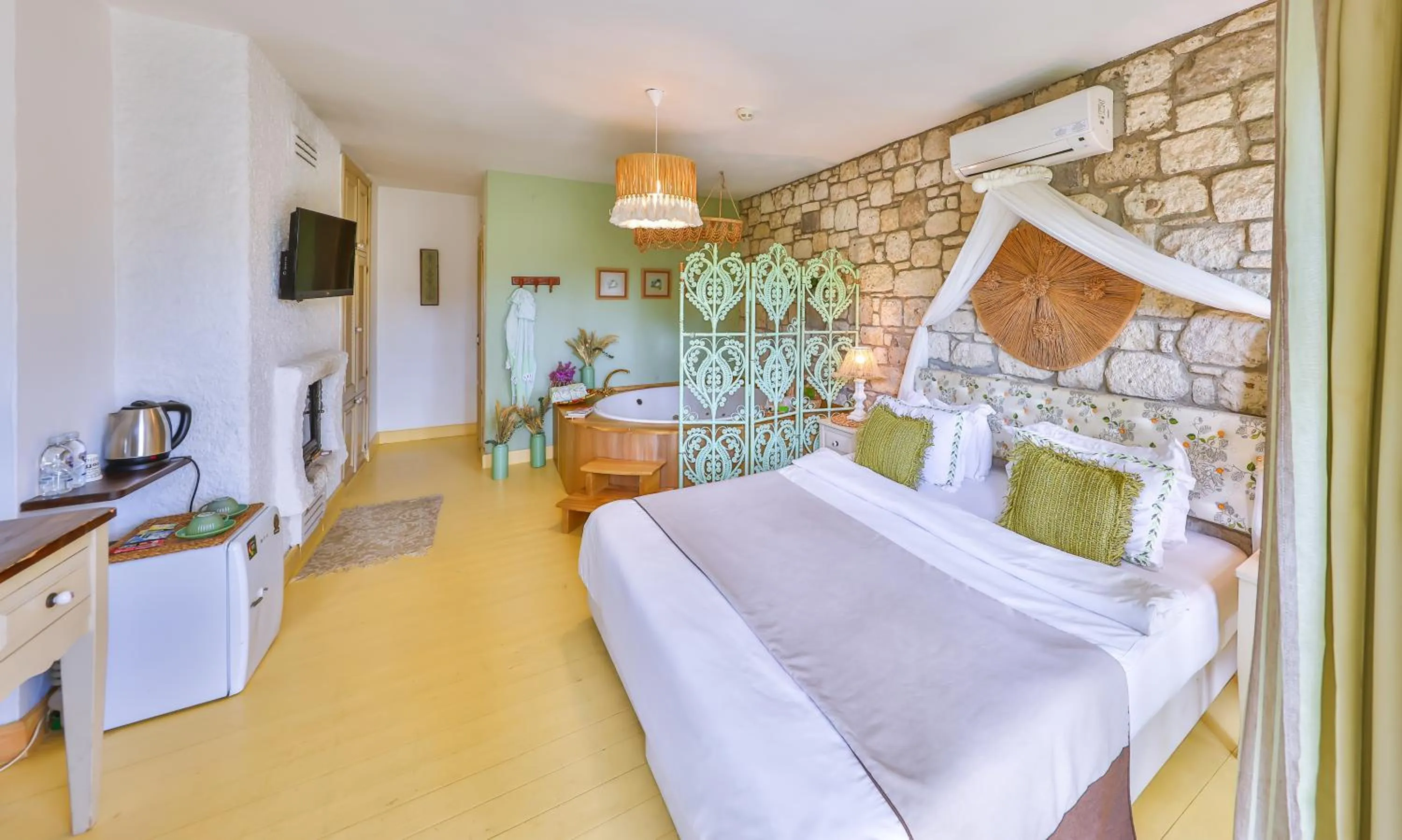 TV and multimedia, Bed in Palas Alaçatı - Adult Only