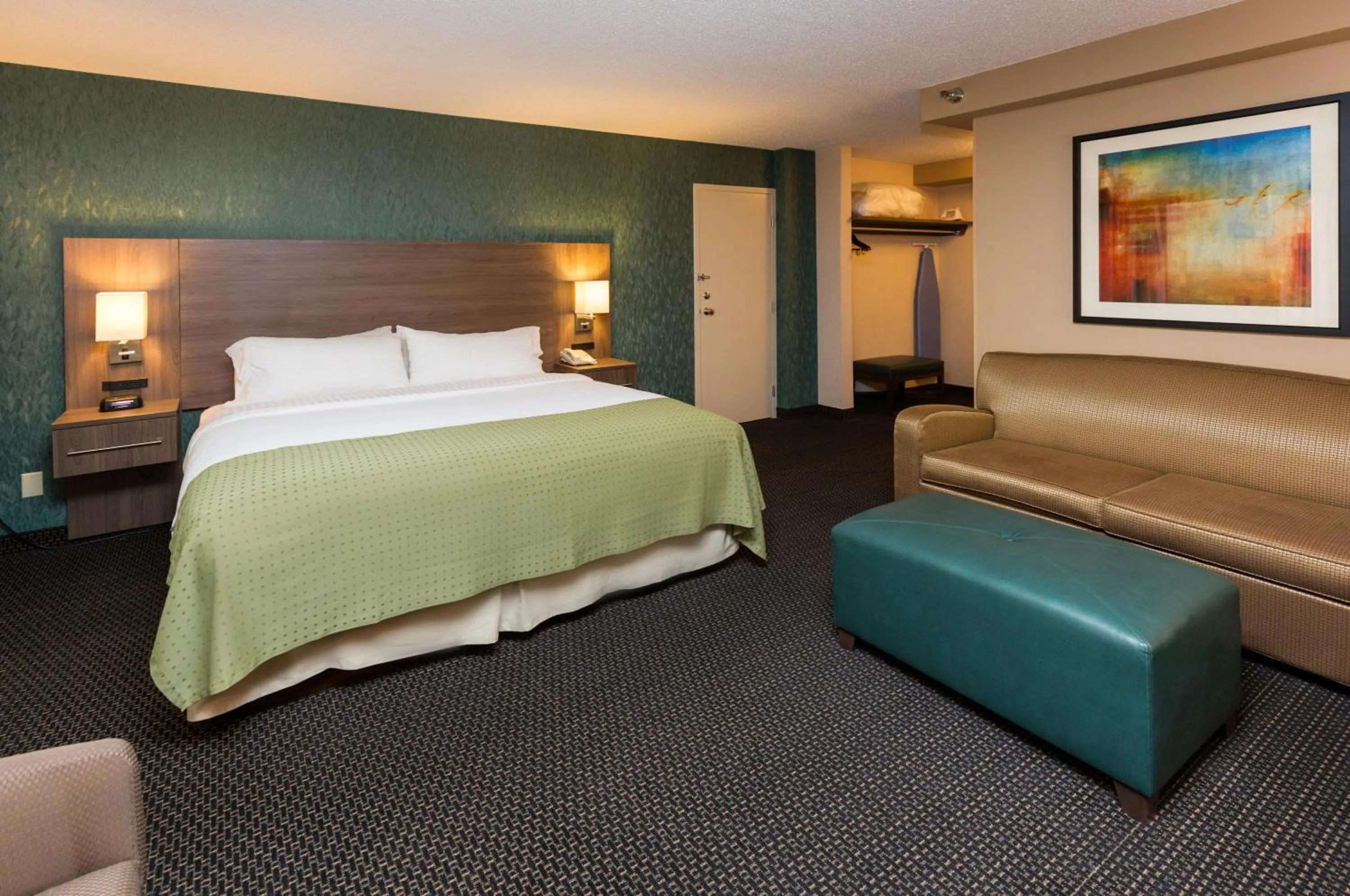 Seating area, Bed in Holiday Inn Des Moines-Downtown-Mercy Campus by IHG