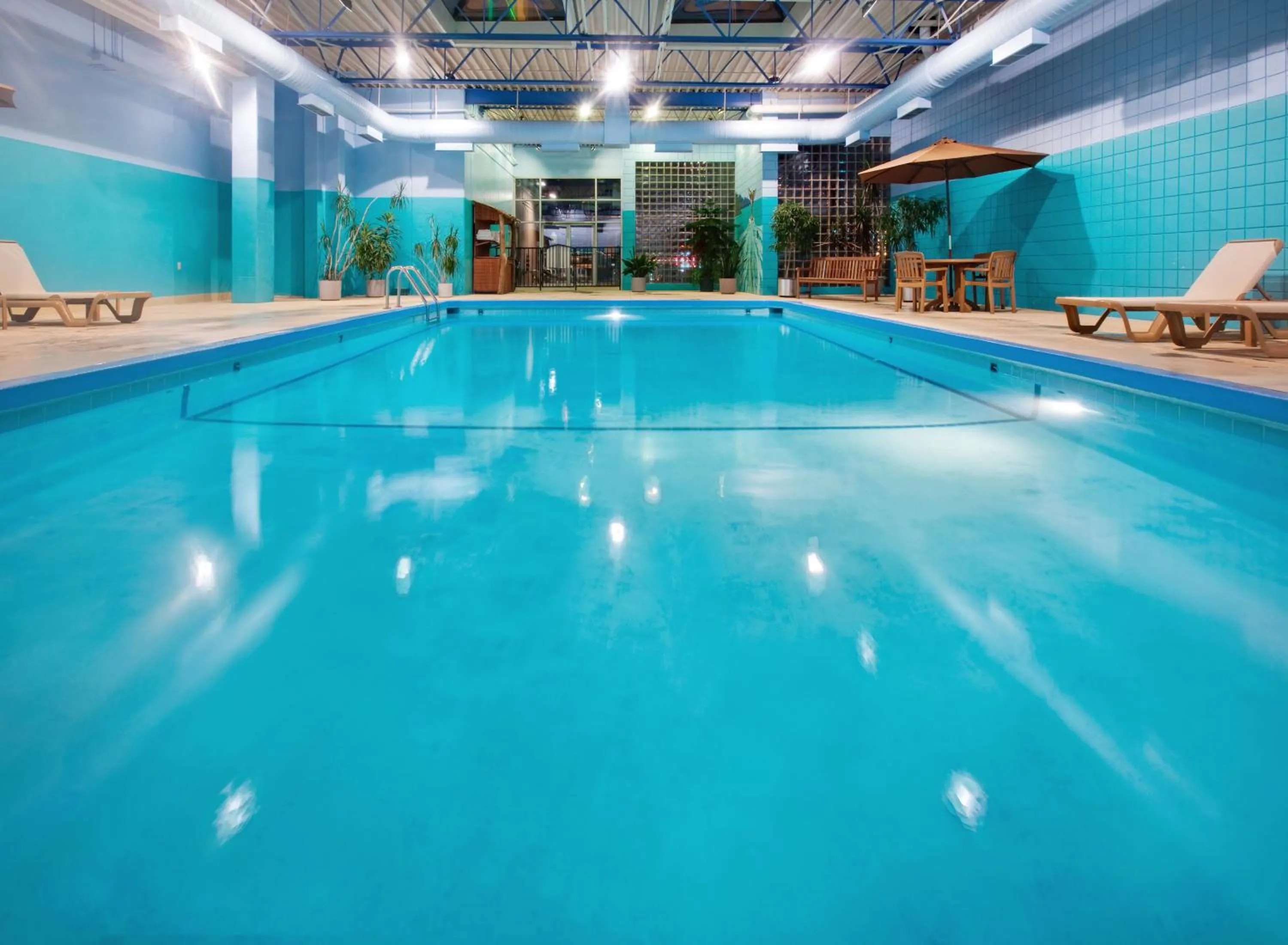 Swimming pool in Holiday Inn Des Moines-Downtown-Mercy Campus by IHG