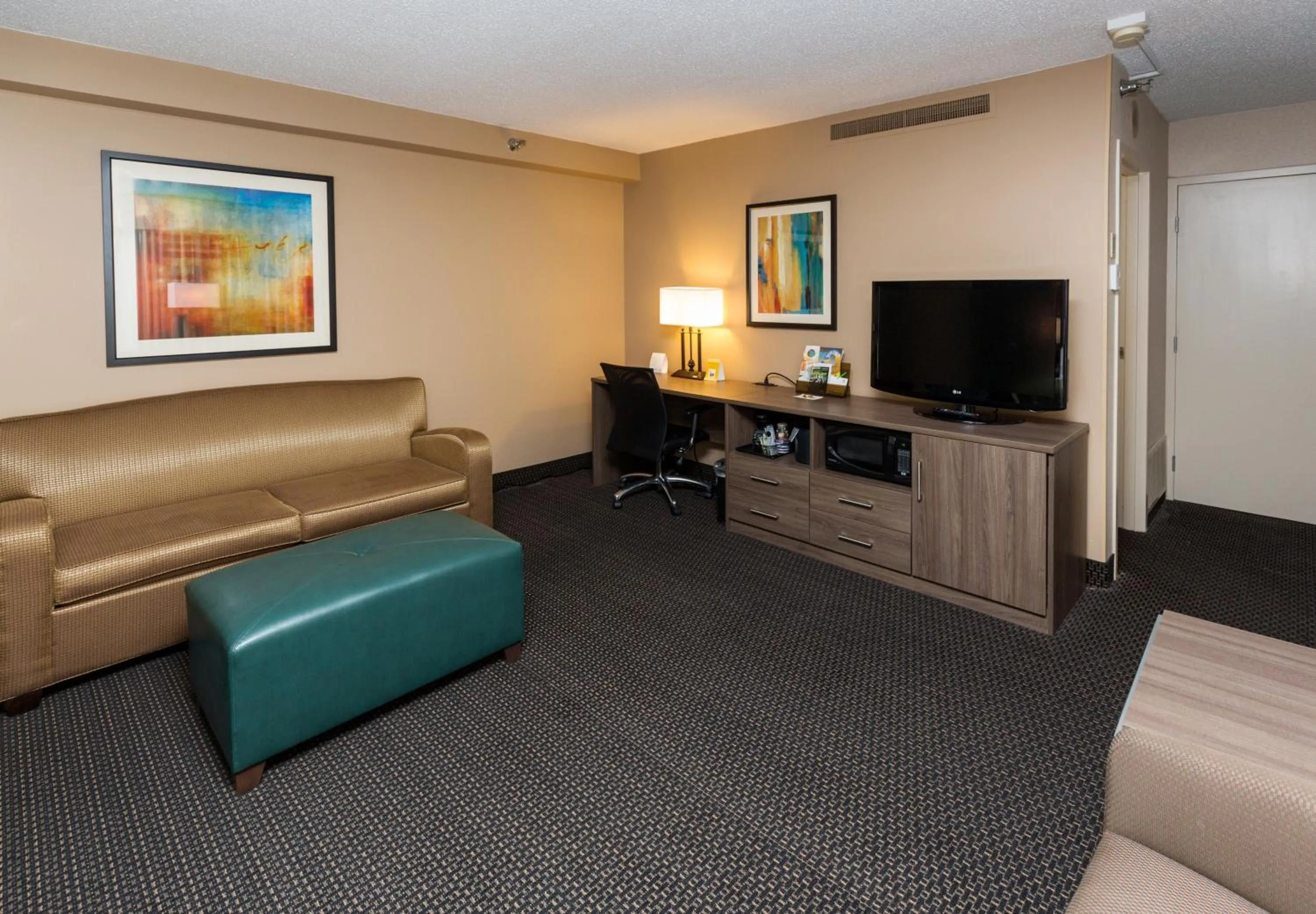 Photo of the whole room in Holiday Inn Des Moines-Downtown-Mercy Campus by IHG