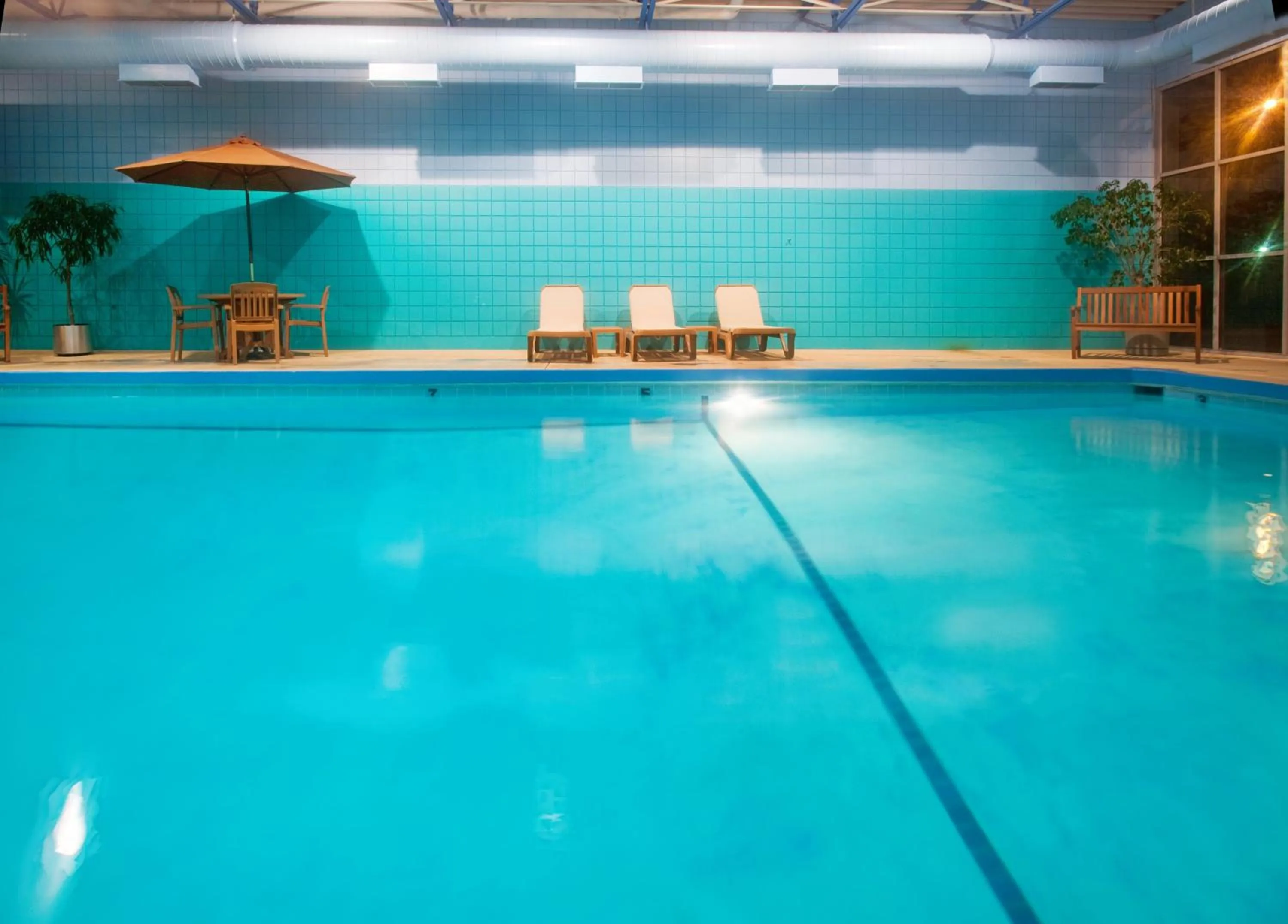 Swimming pool in Holiday Inn Des Moines-Downtown-Mercy Campus by IHG