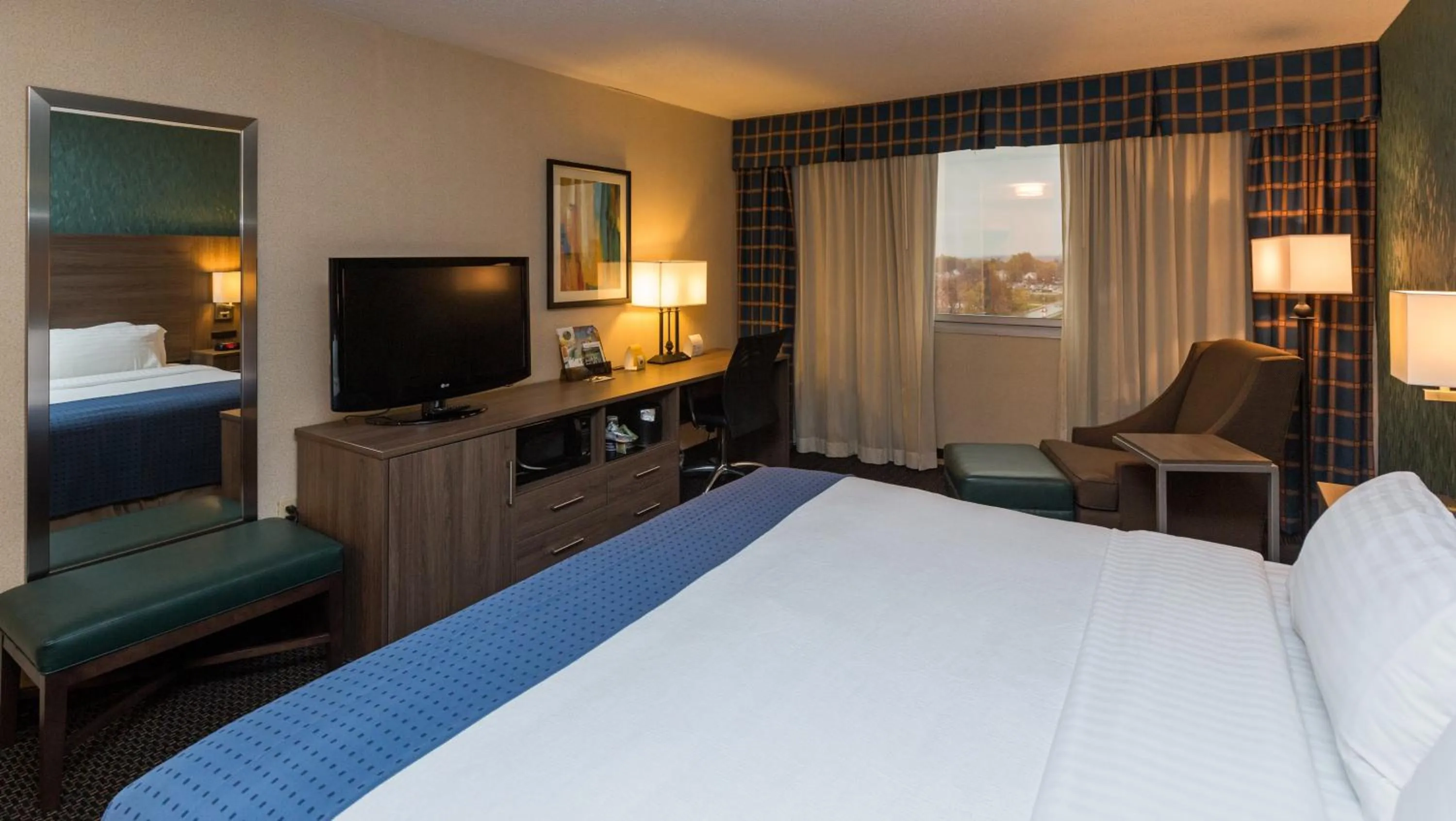 Photo of the whole room, Bed in Holiday Inn Des Moines-Downtown-Mercy Campus by IHG