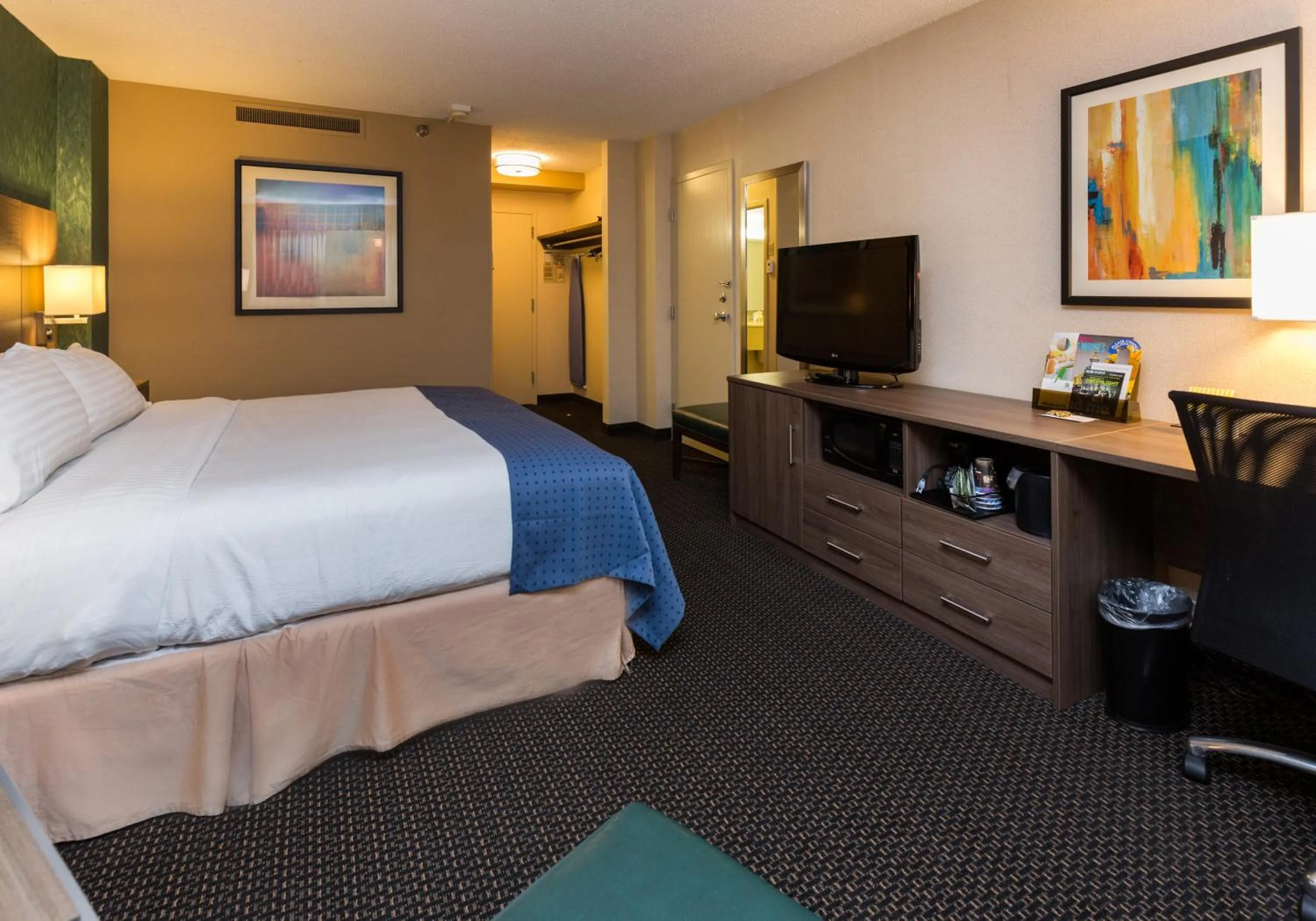 Photo of the whole room, Bed in Holiday Inn Des Moines-Downtown-Mercy Campus by IHG