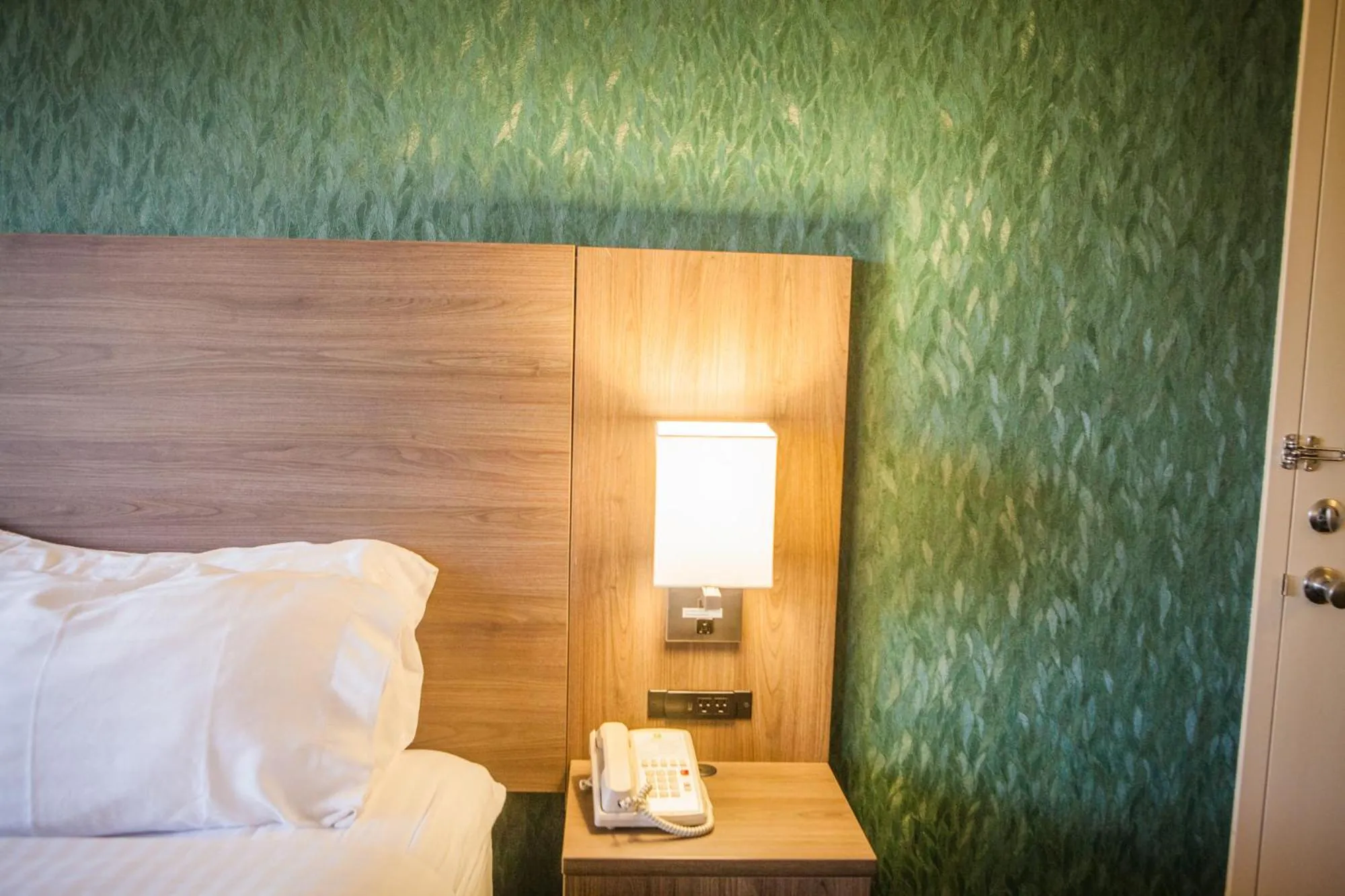 Property building, Bed in Holiday Inn Des Moines-Downtown-Mercy Campus by IHG