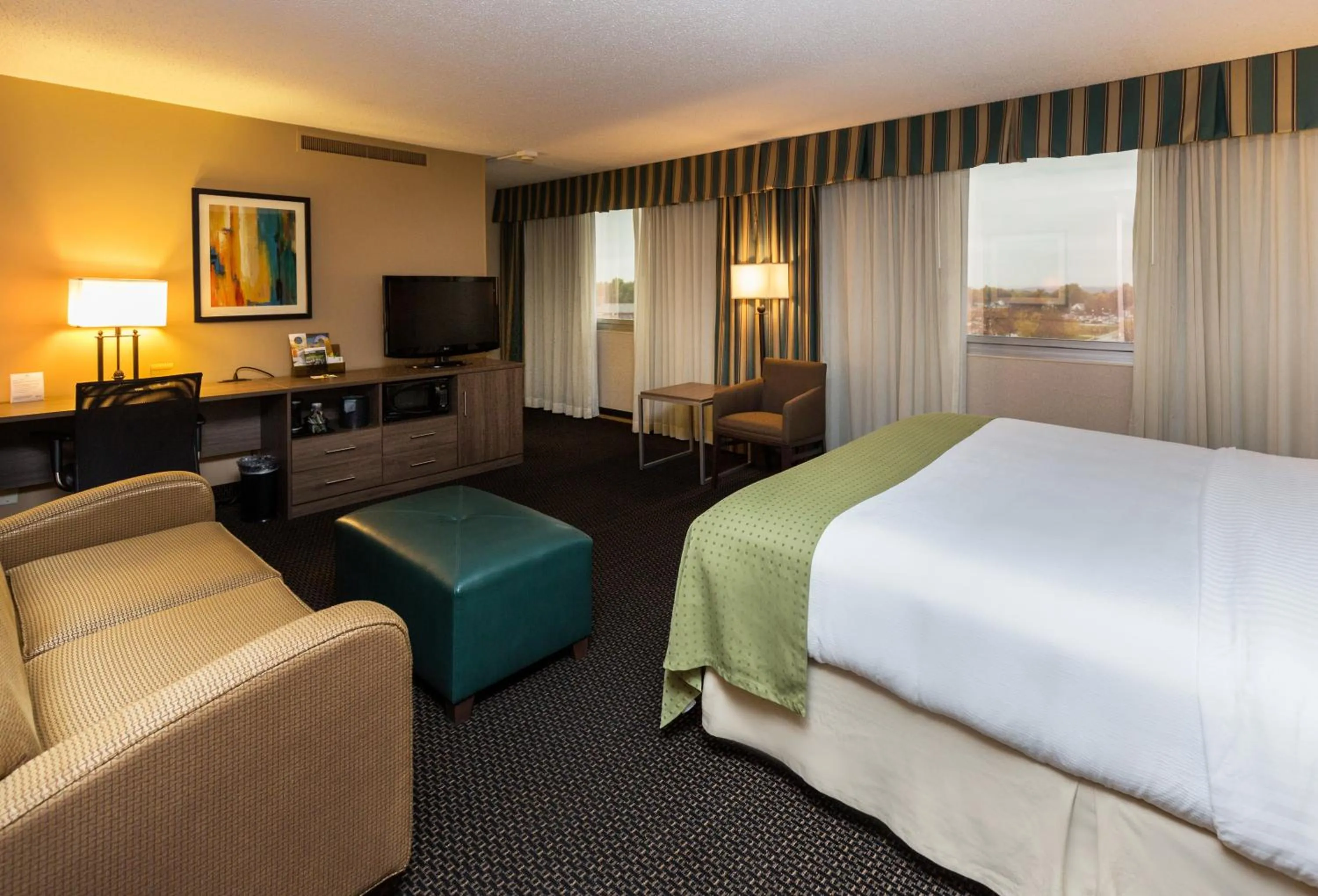 Photo of the whole room, Bed in Holiday Inn Des Moines-Downtown-Mercy Campus by IHG