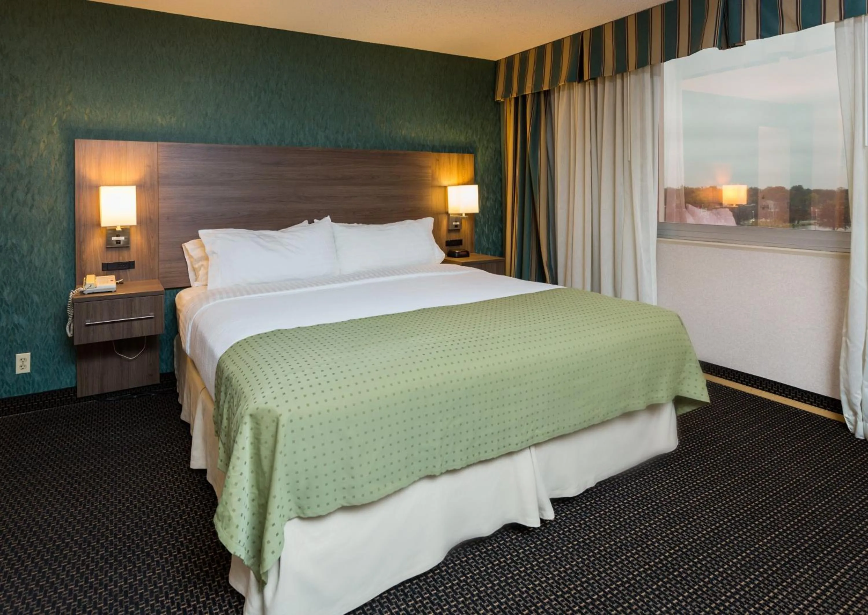 Photo of the whole room, Bed in Holiday Inn Des Moines-Downtown-Mercy Campus by IHG