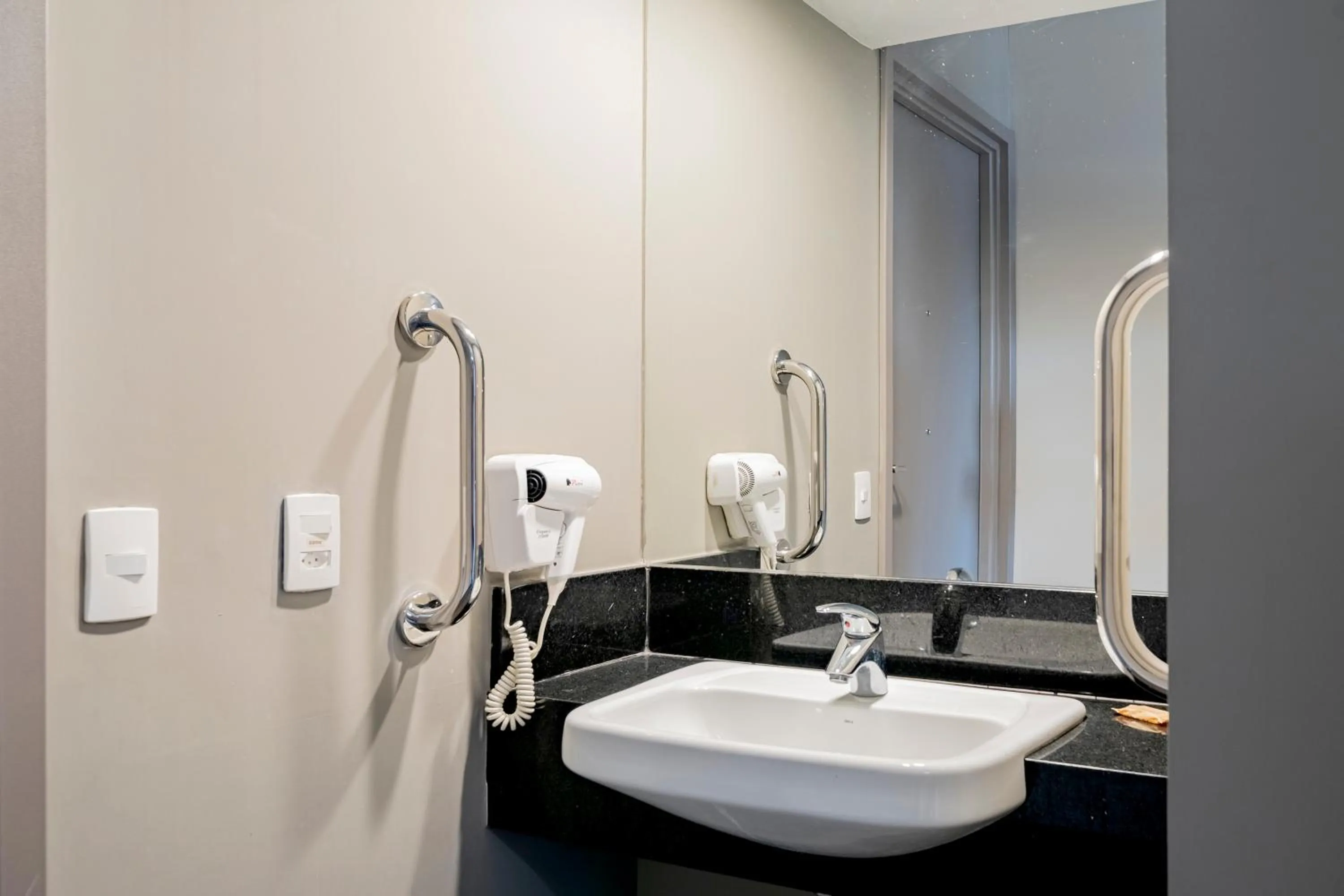 Bathroom in ibis Piracicaba