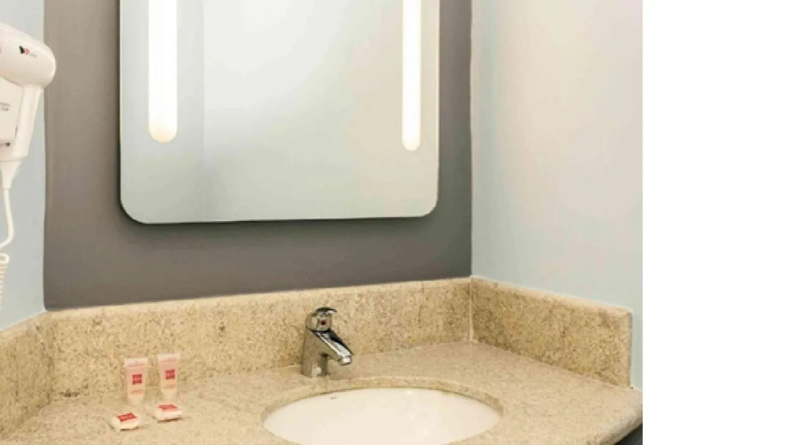 Bathroom in ibis Manaus Aeroporto