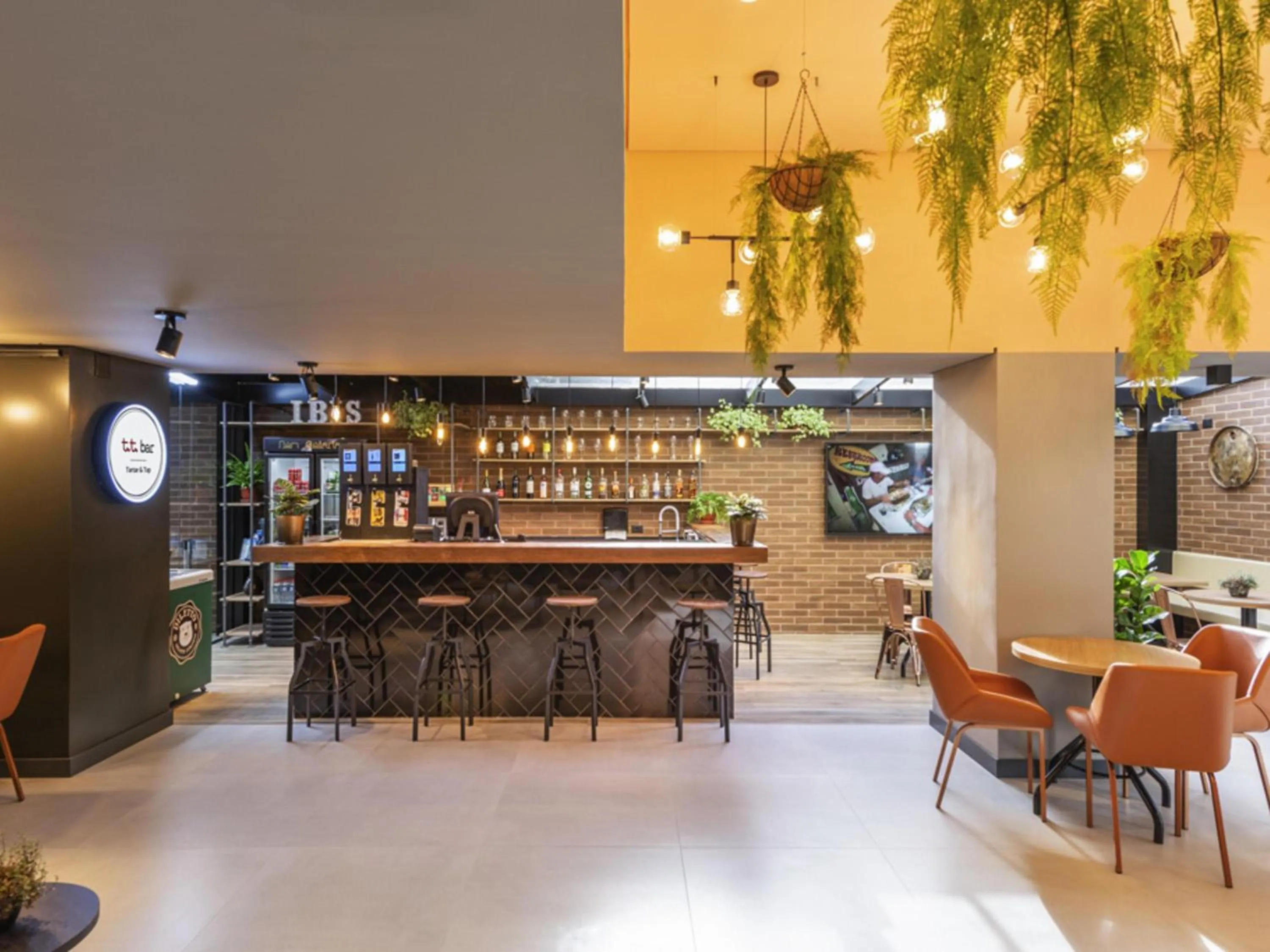 Lounge or bar in ibis Curitiba Batel