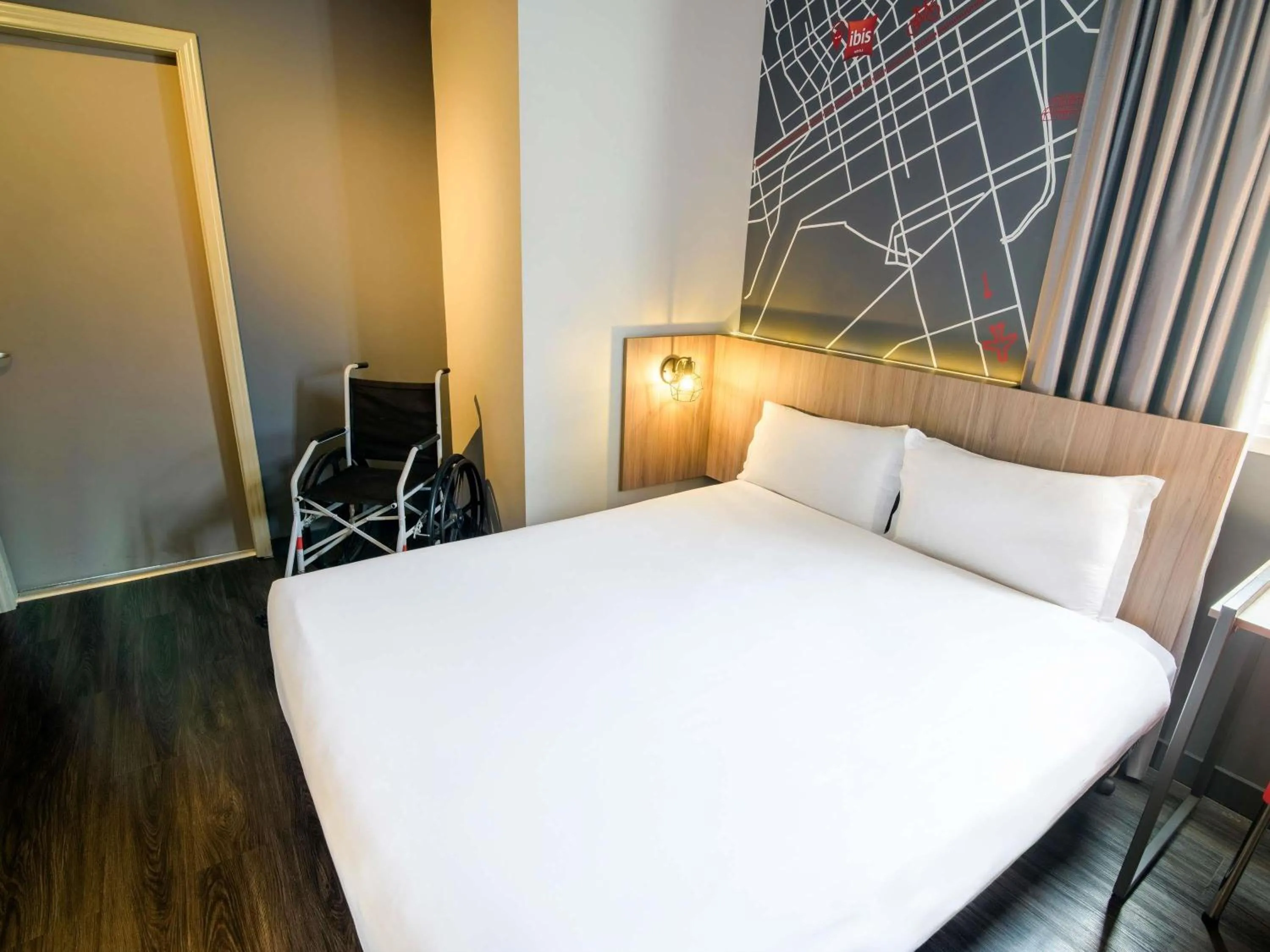 Bedroom, Bed in ibis Curitiba Batel