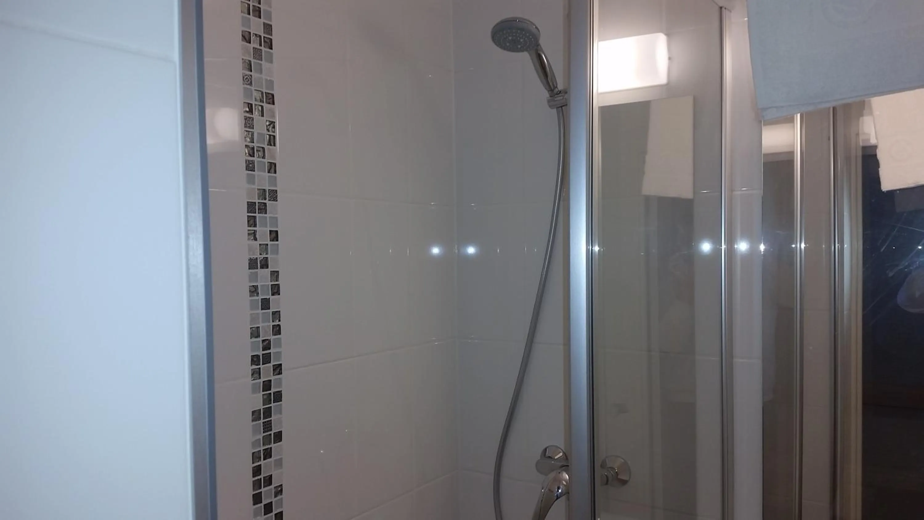Shower in Hotel Inn Design Moutiers