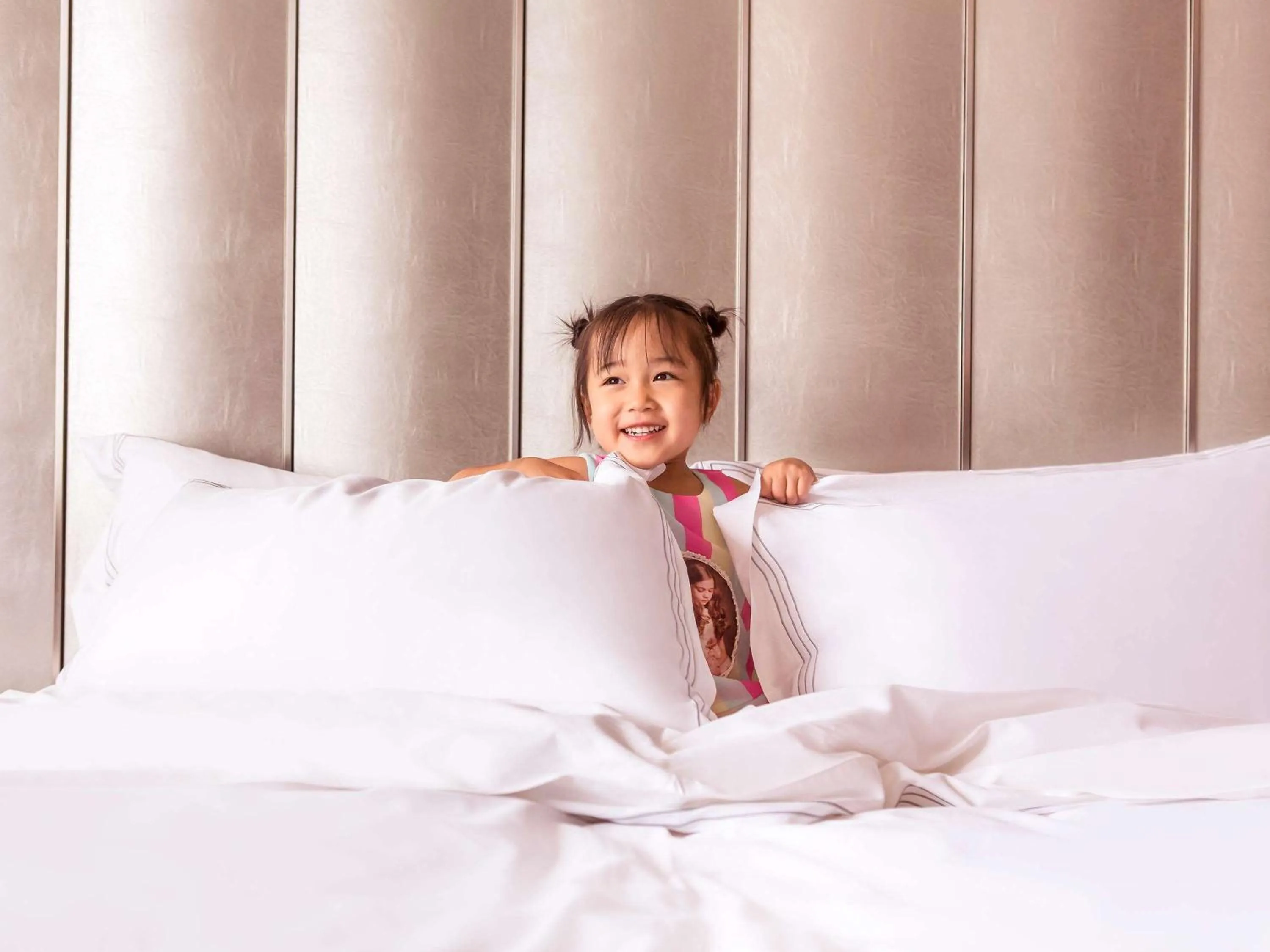 Property building, Bed in Novotel Daqing Haofang