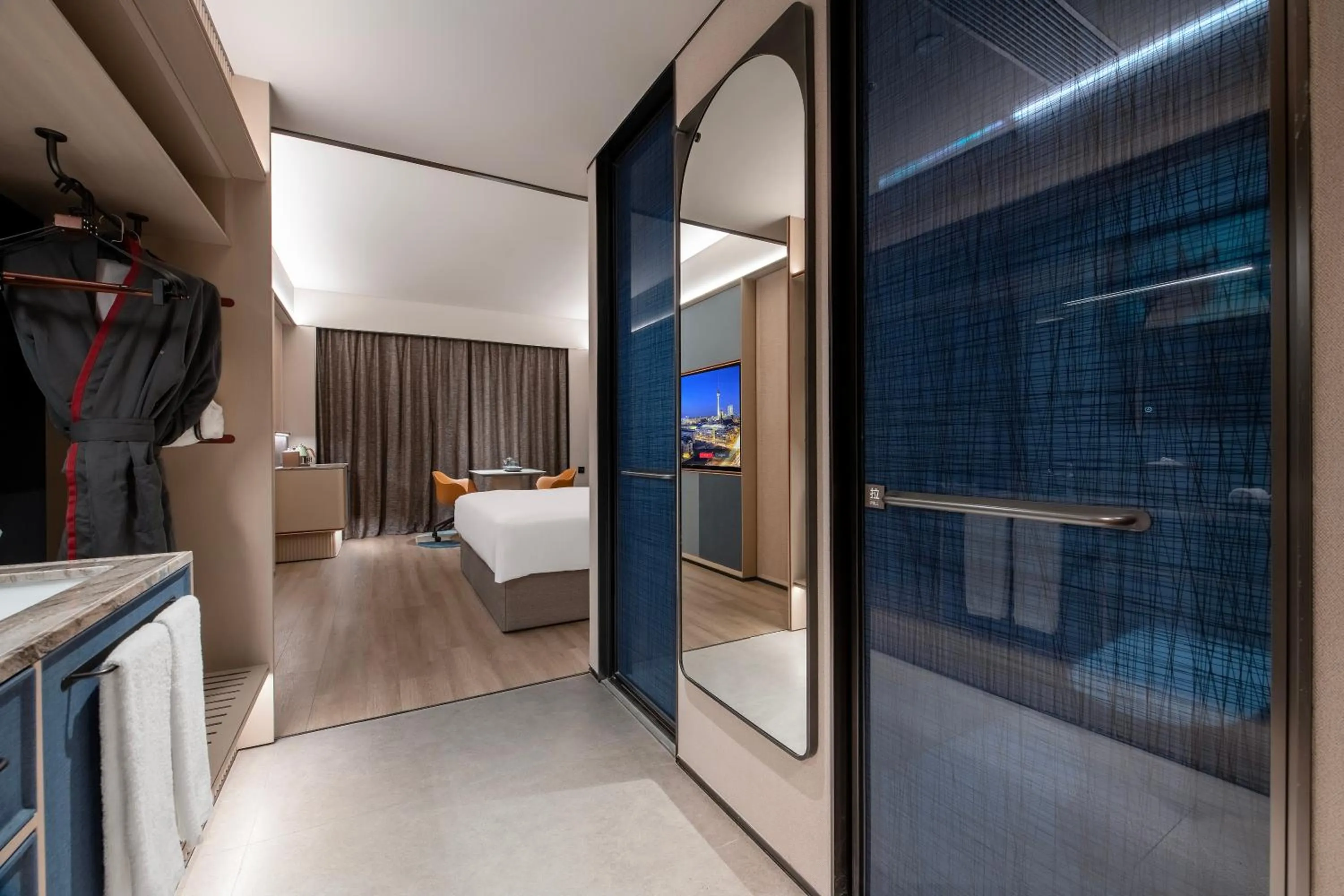 Bed in IntercityHotel Shanghai Hongqiao Airport - Free Minibar for First Night