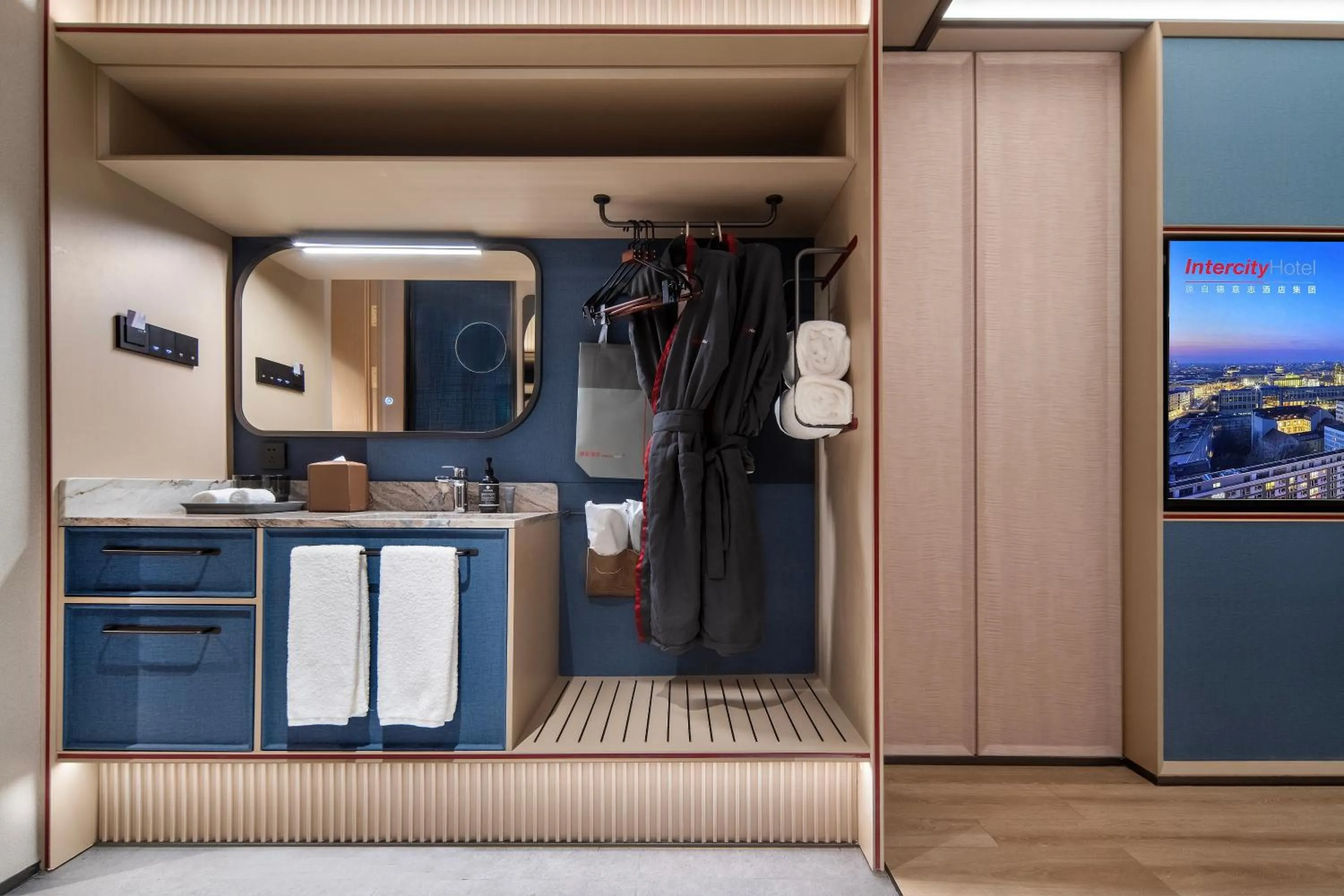 wardrobe in IntercityHotel Shanghai Hongqiao Airport - Free Minibar for First Night