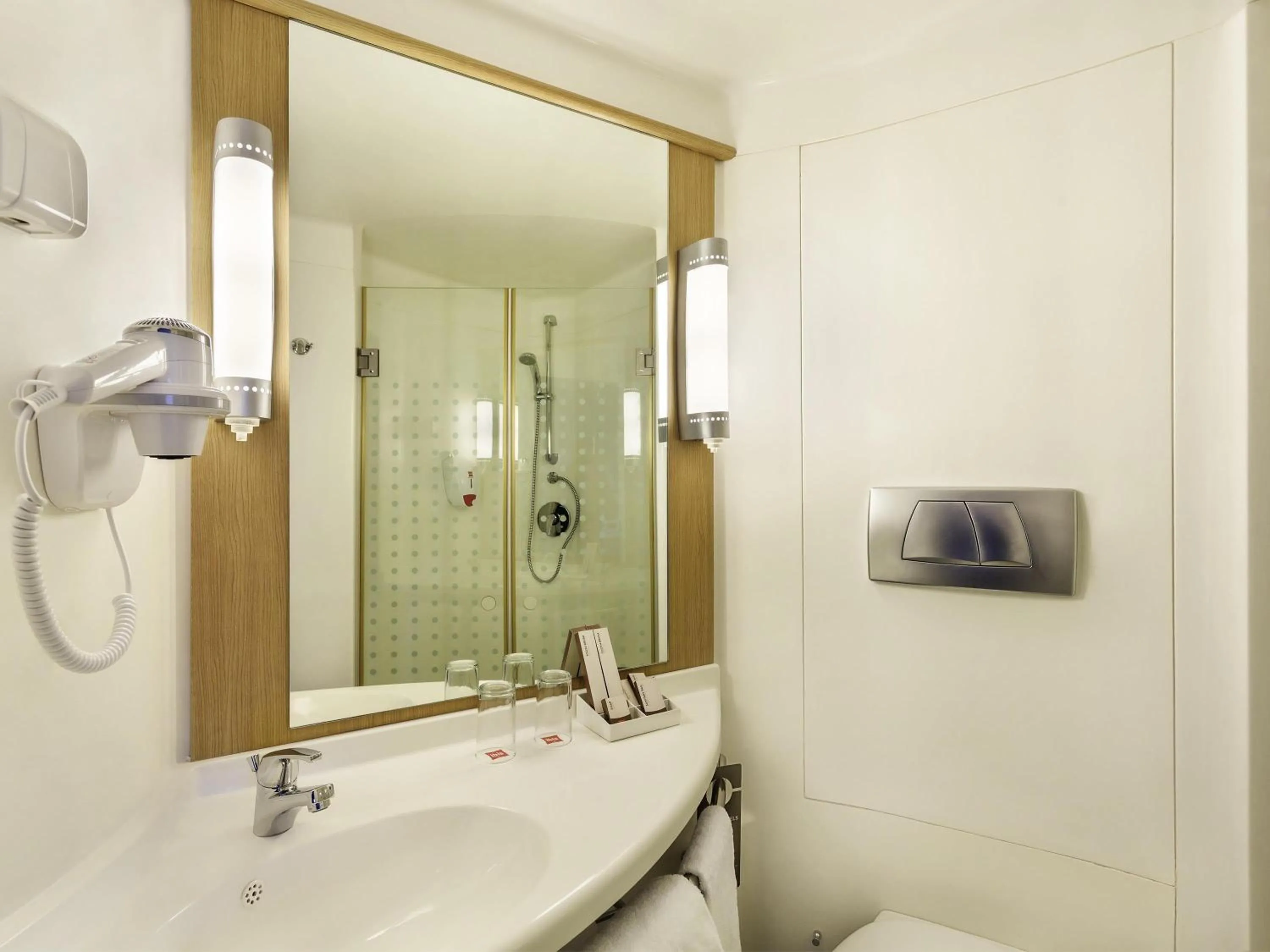 Bedroom in ibis Yogyakarta Adi Sucipto