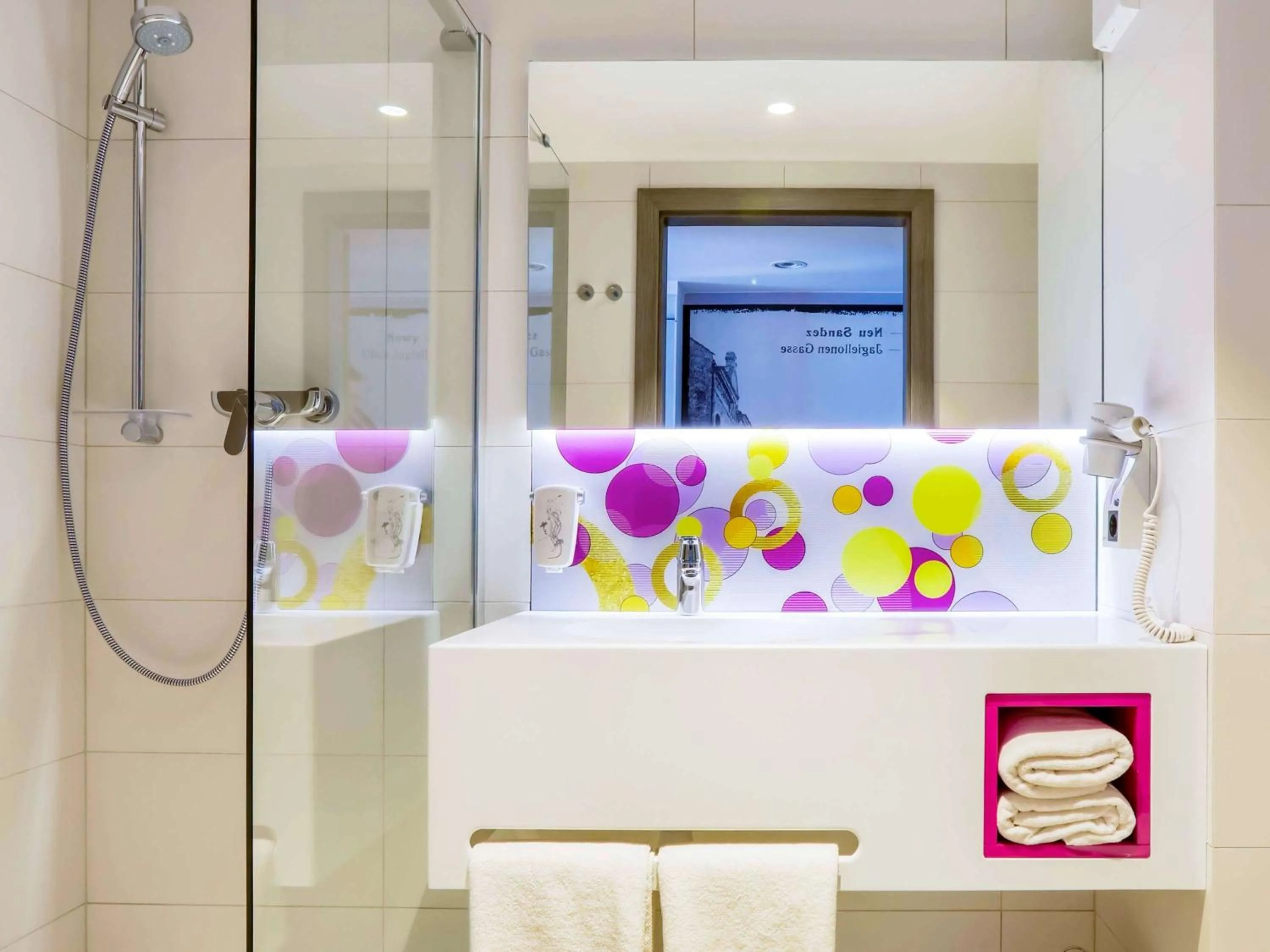 Photo of the whole room in ibis Styles Nowy Sacz