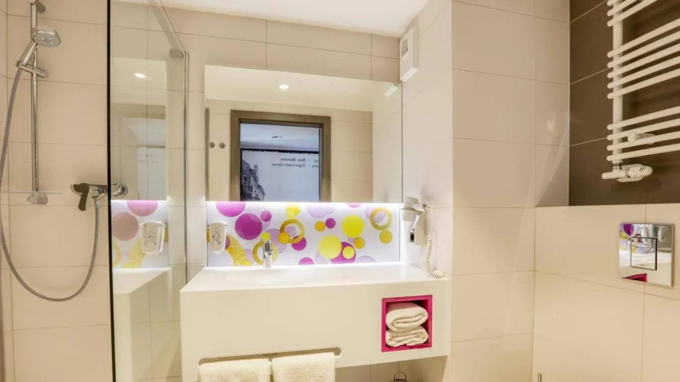 Bathroom in ibis Styles Nowy Sacz