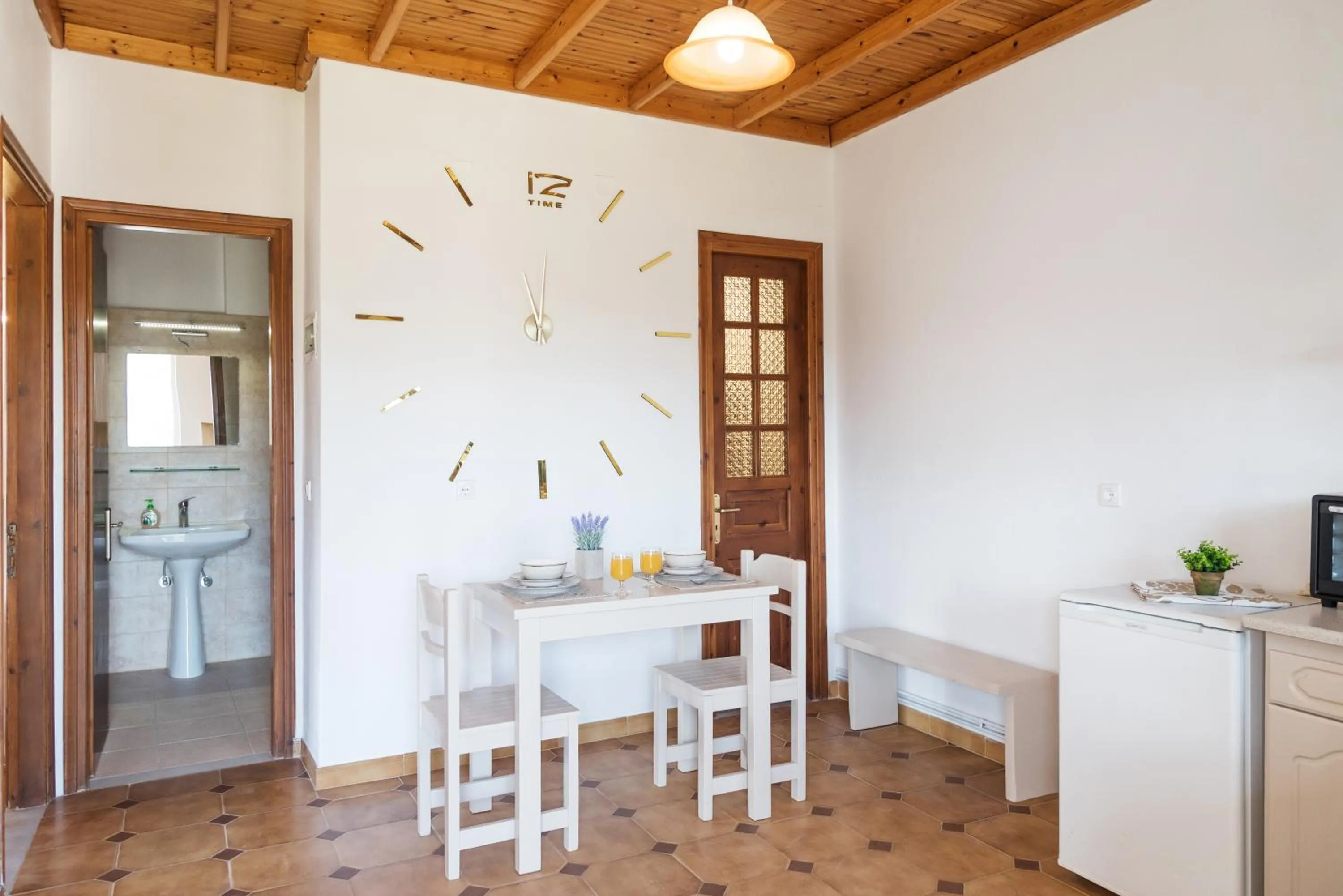 Photo of the whole room in Three Seasons