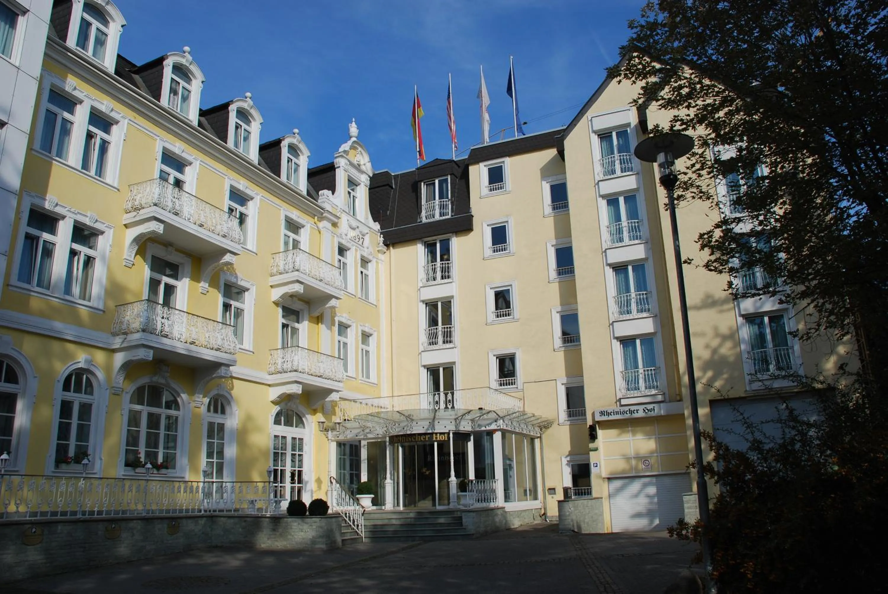 Facade/entrance in Hotel Rheinischer Hof Bad Soden