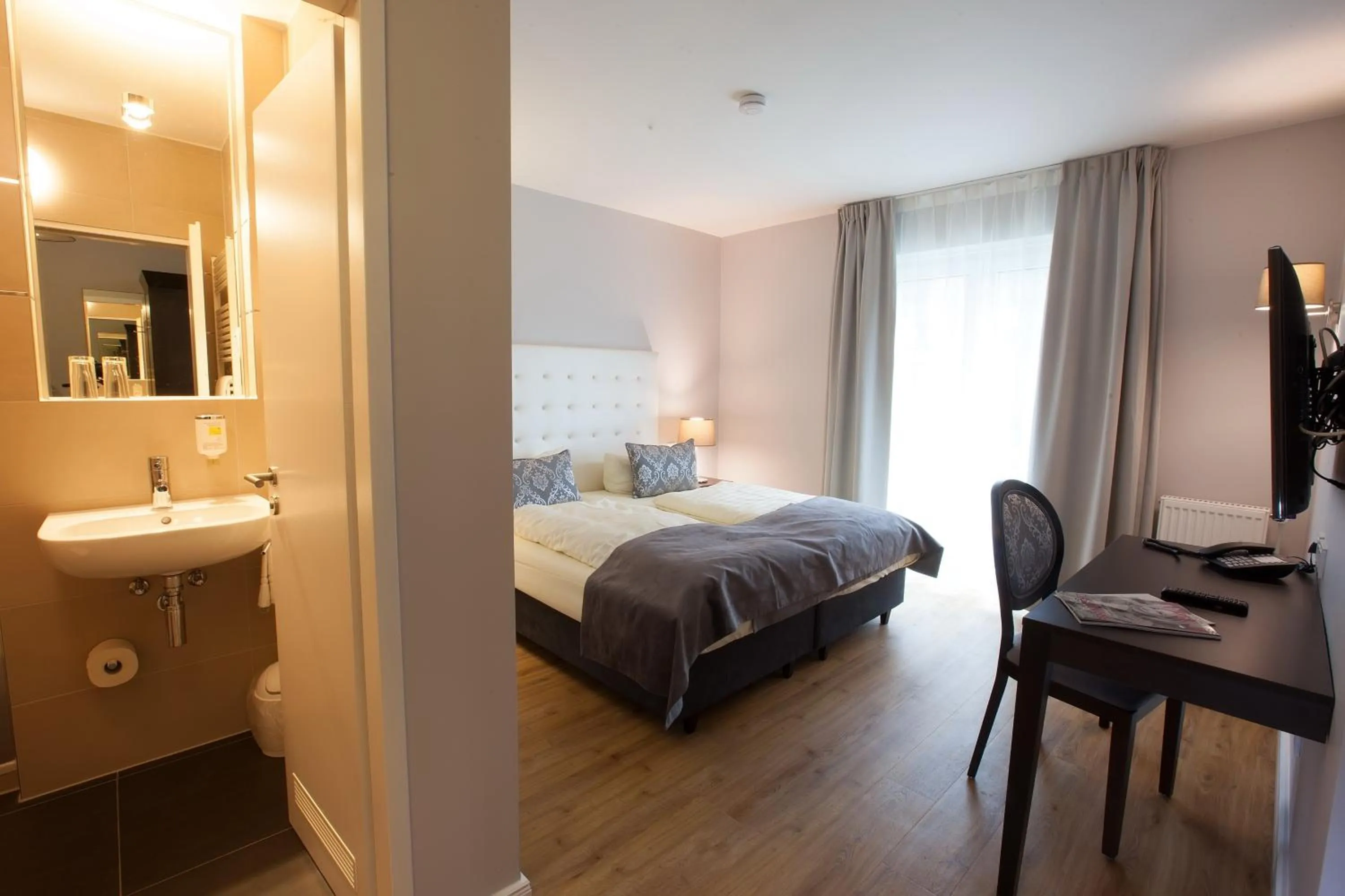 Day, Bed in Hotel Rheinischer Hof Bad Soden