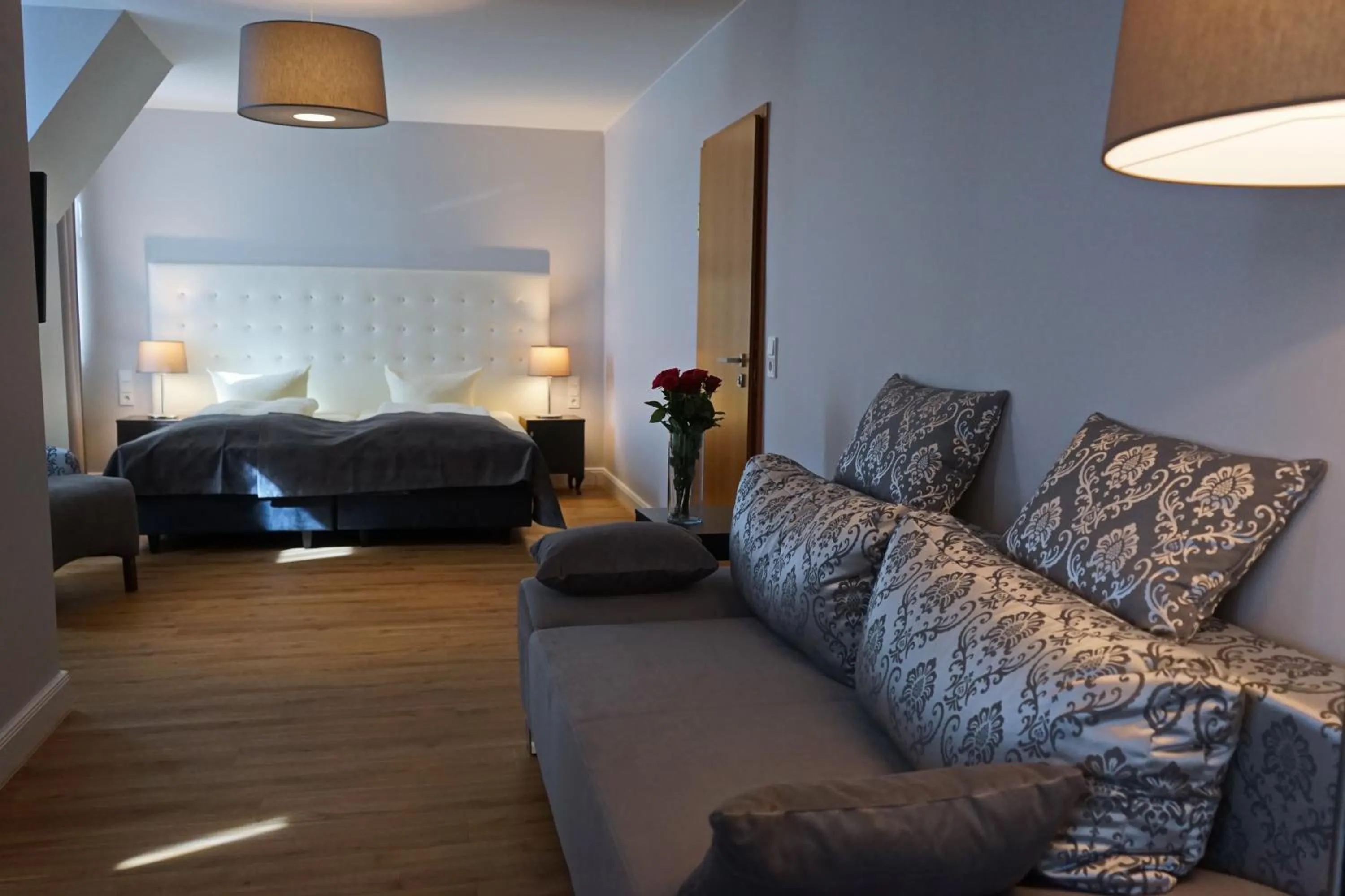 Seating area, Bed in Hotel Rheinischer Hof Bad Soden