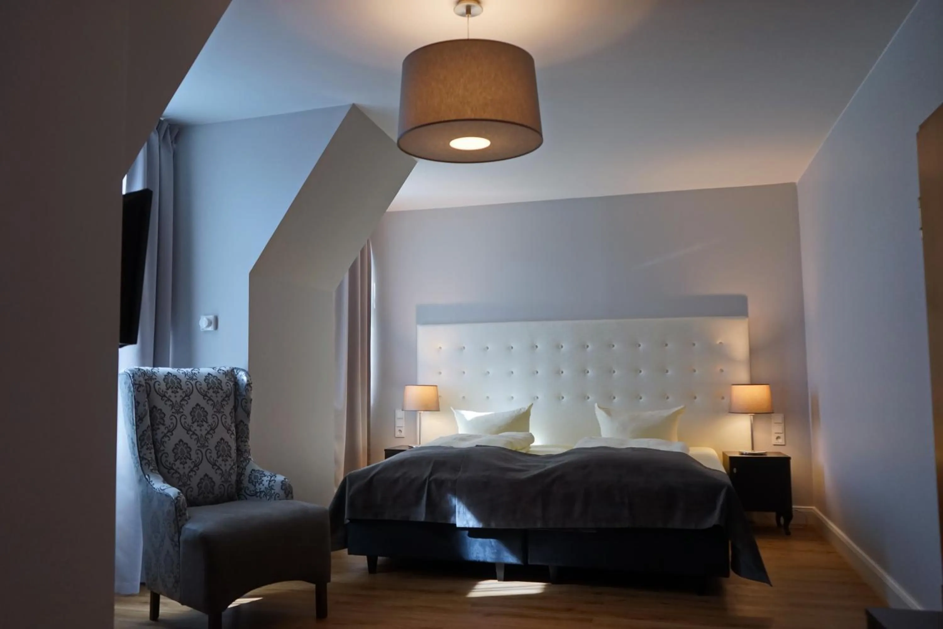 Photo of the whole room, Bed in Hotel Rheinischer Hof Bad Soden