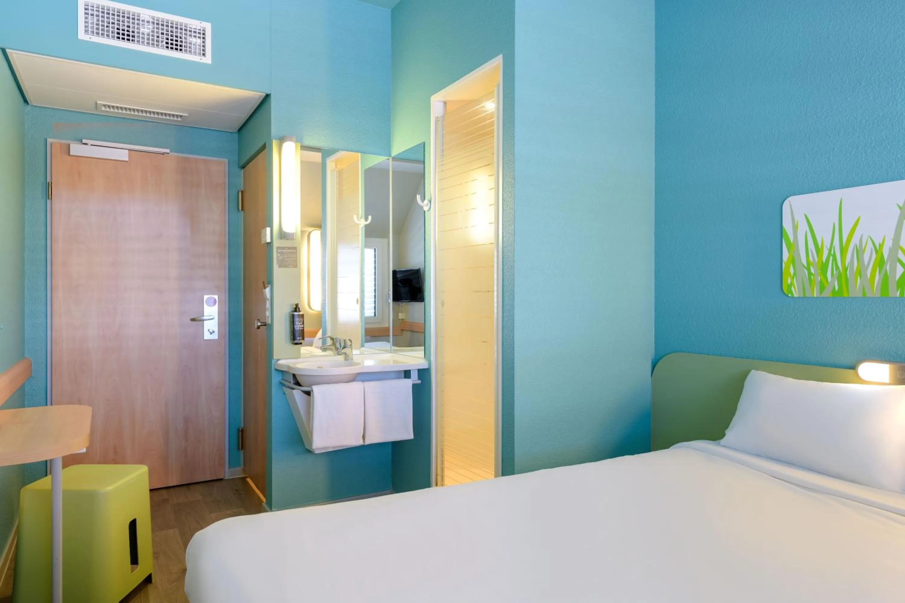 Shower, Bed in ibis budget Hotel Luzern City