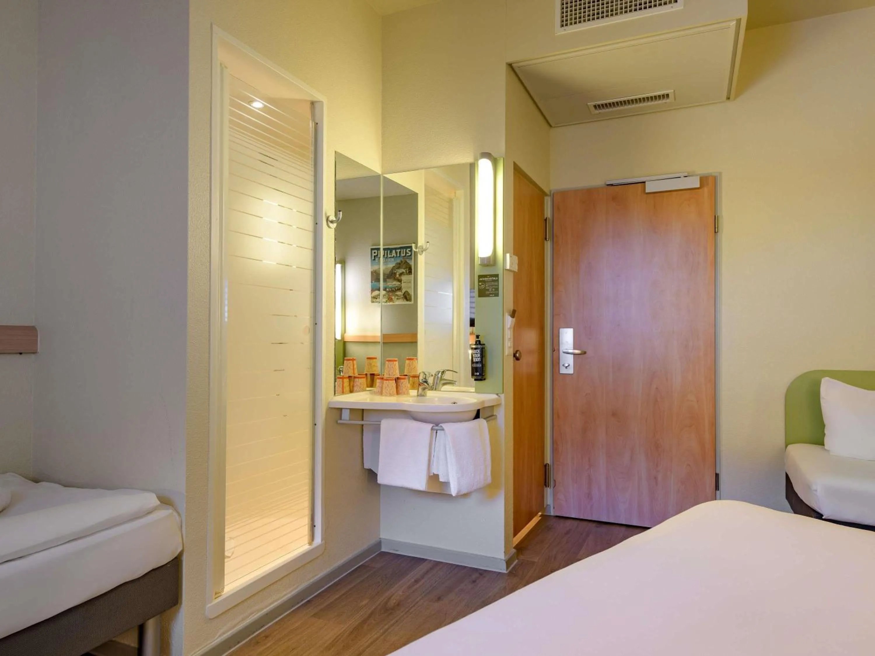 Bedroom, Bed in ibis budget Hotel Luzern City