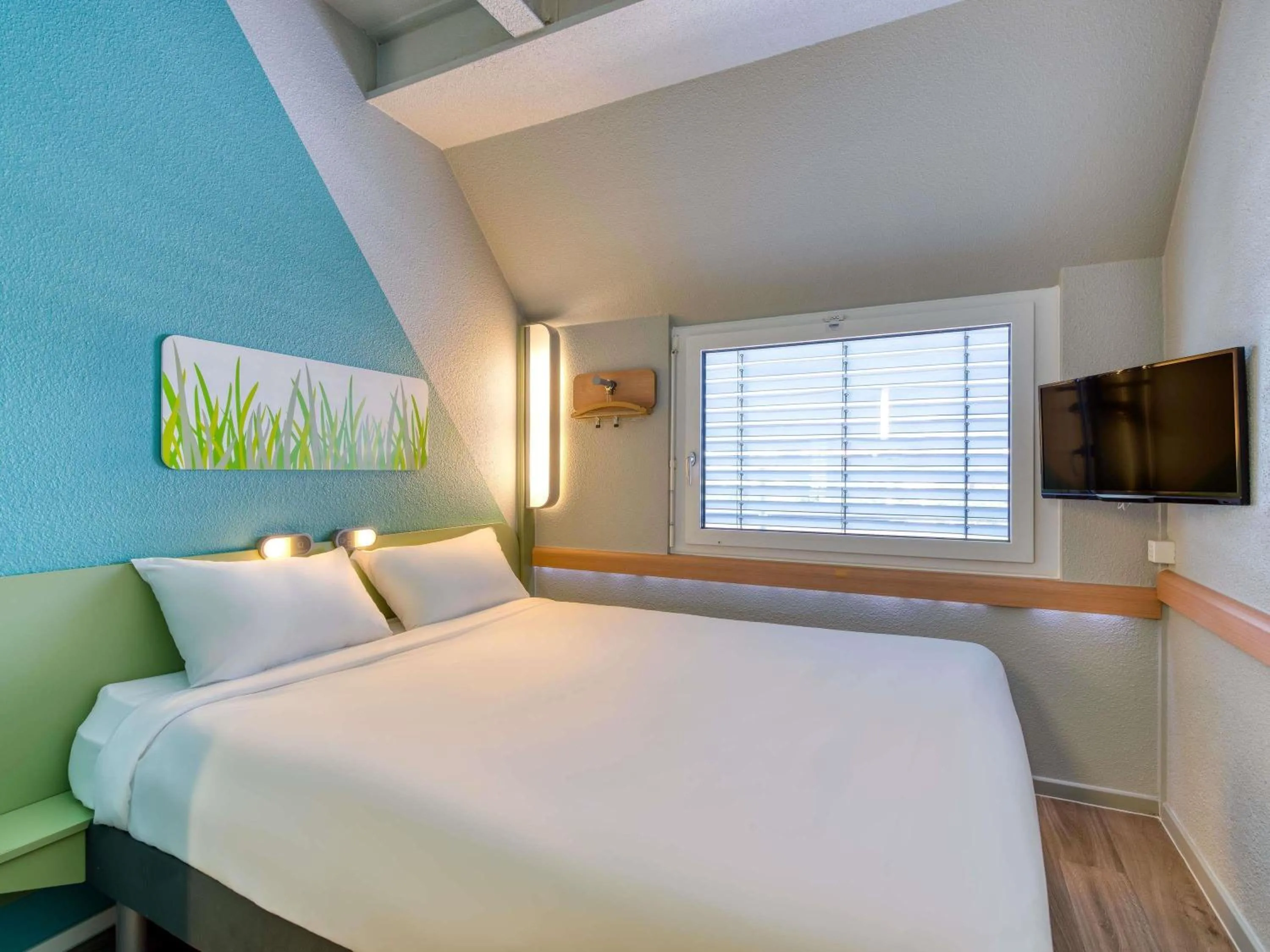 Bedroom, Bed in ibis budget Hotel Luzern City