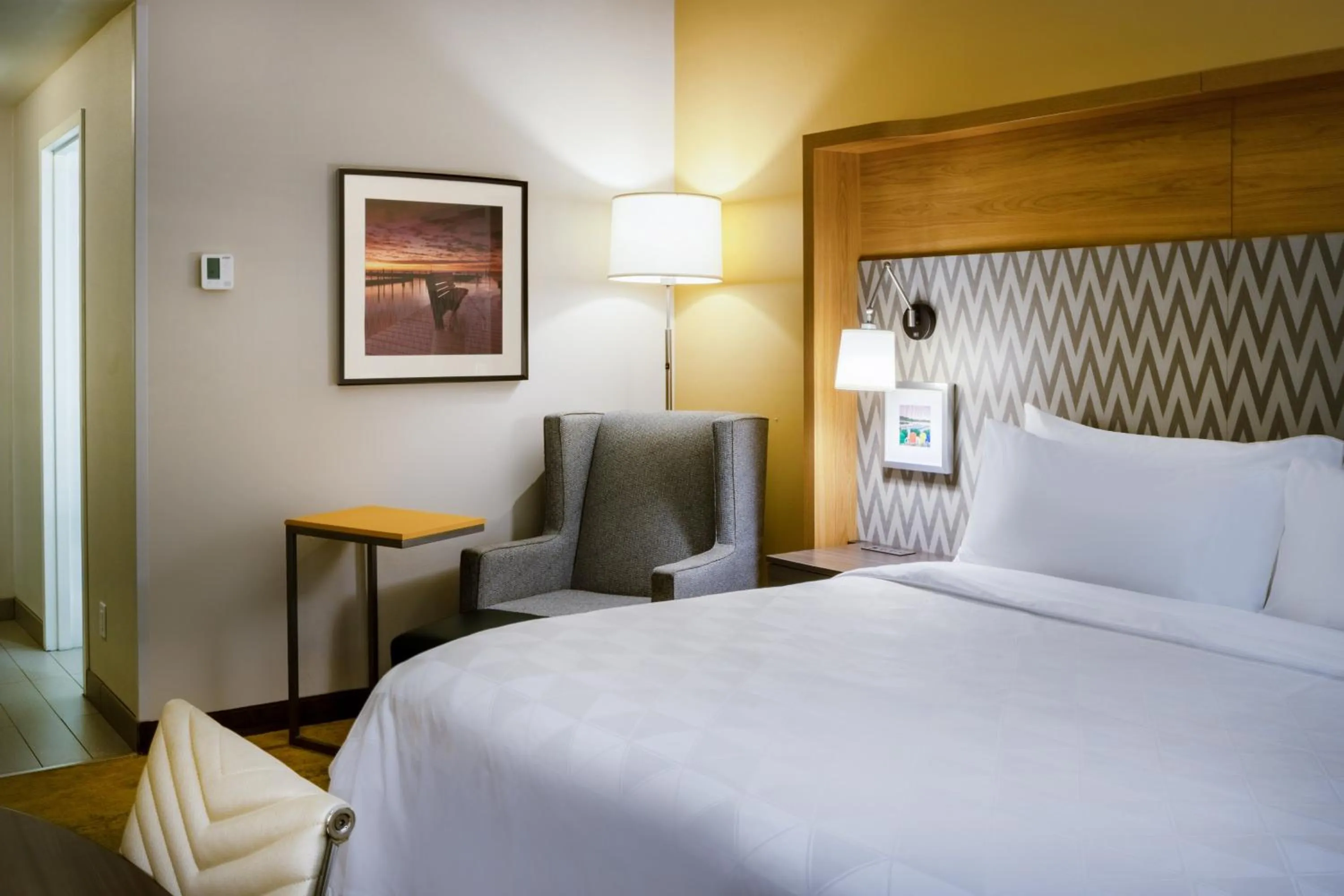 Photo of the whole room, Bed in Holiday Inn - Long Island - ISLIP Arpt East by IHG