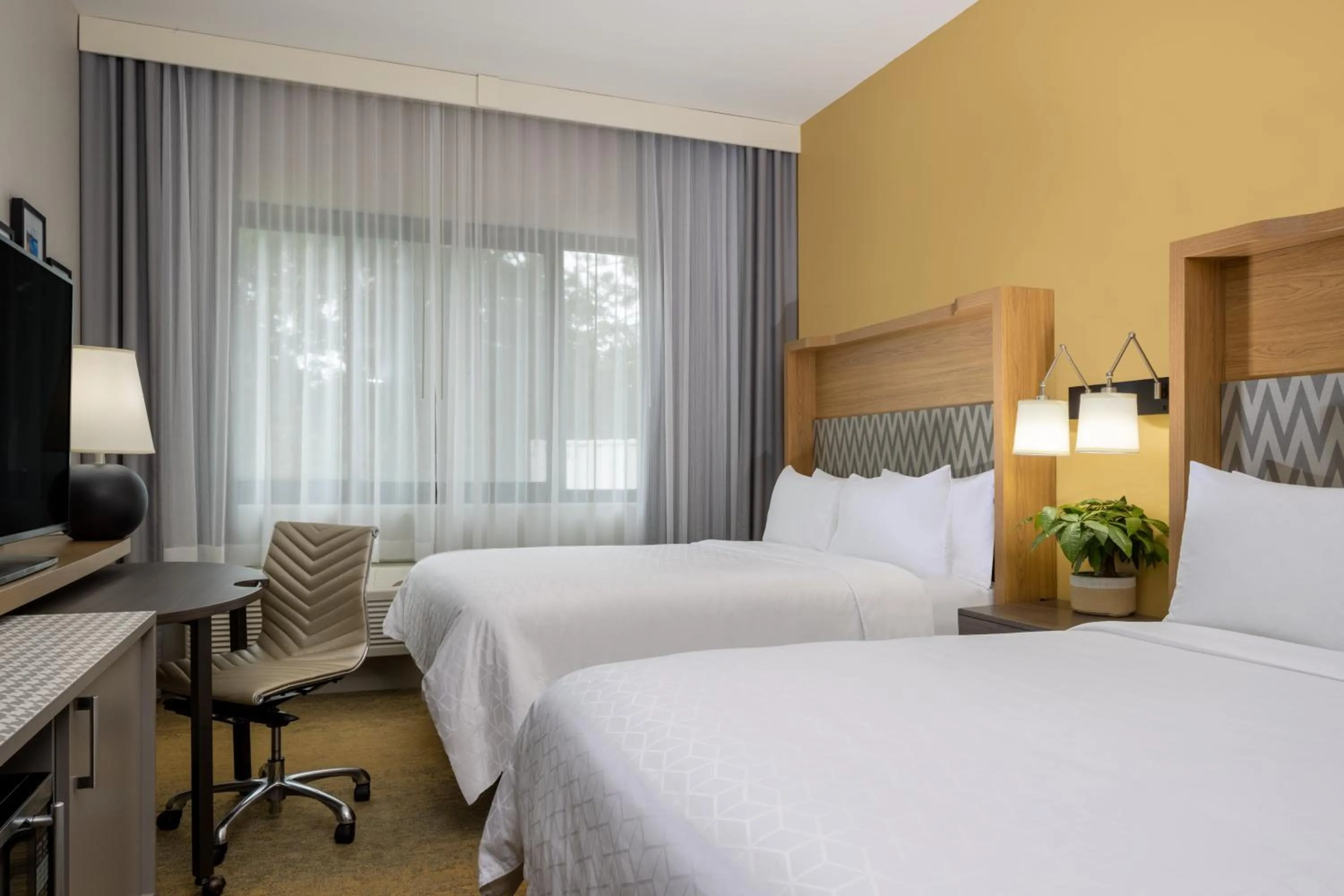 Photo of the whole room, Bed in Holiday Inn - Long Island - ISLIP Arpt East by IHG