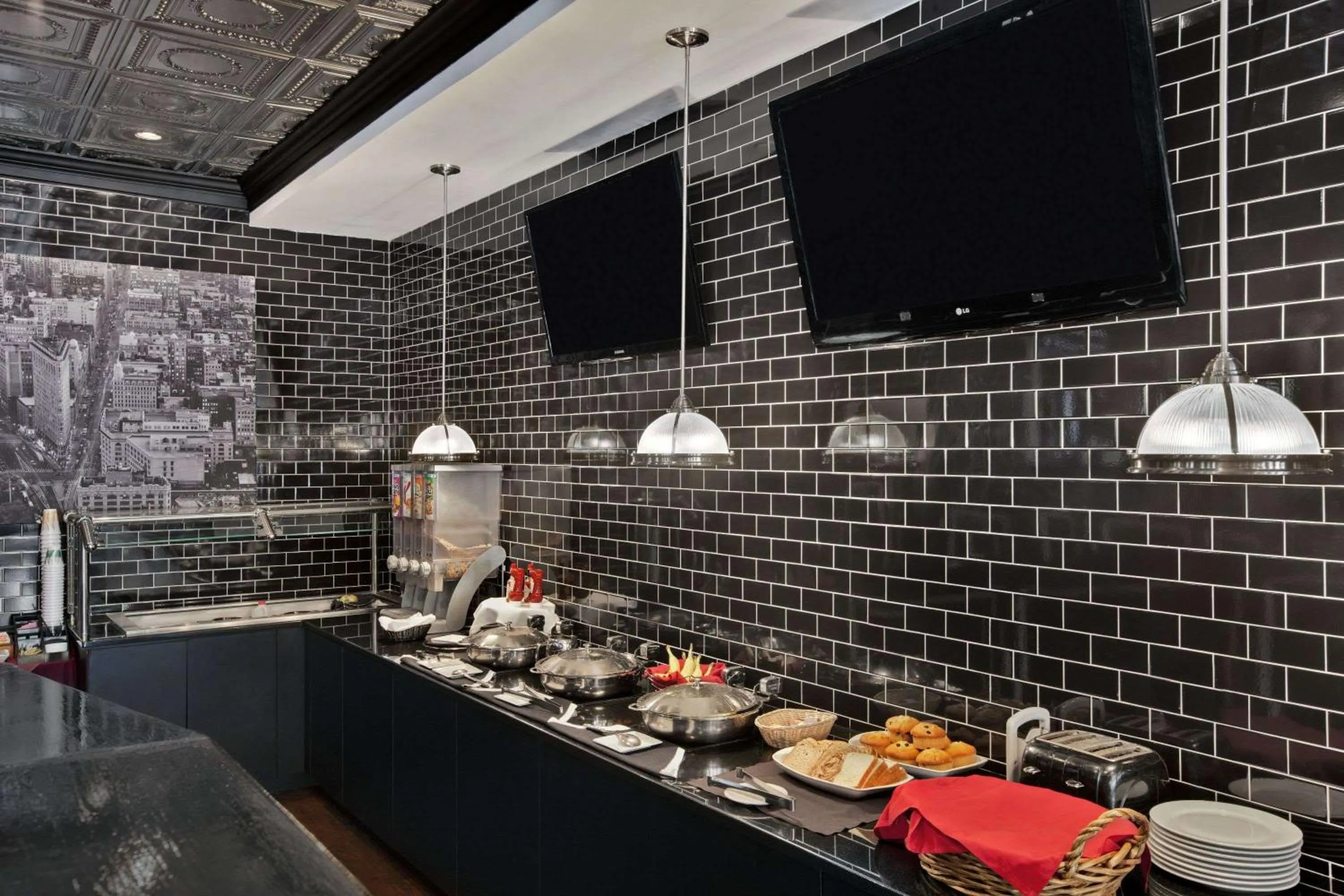 Food and drinks in Holiday Inn - Long Island - ISLIP Arpt East by IHG