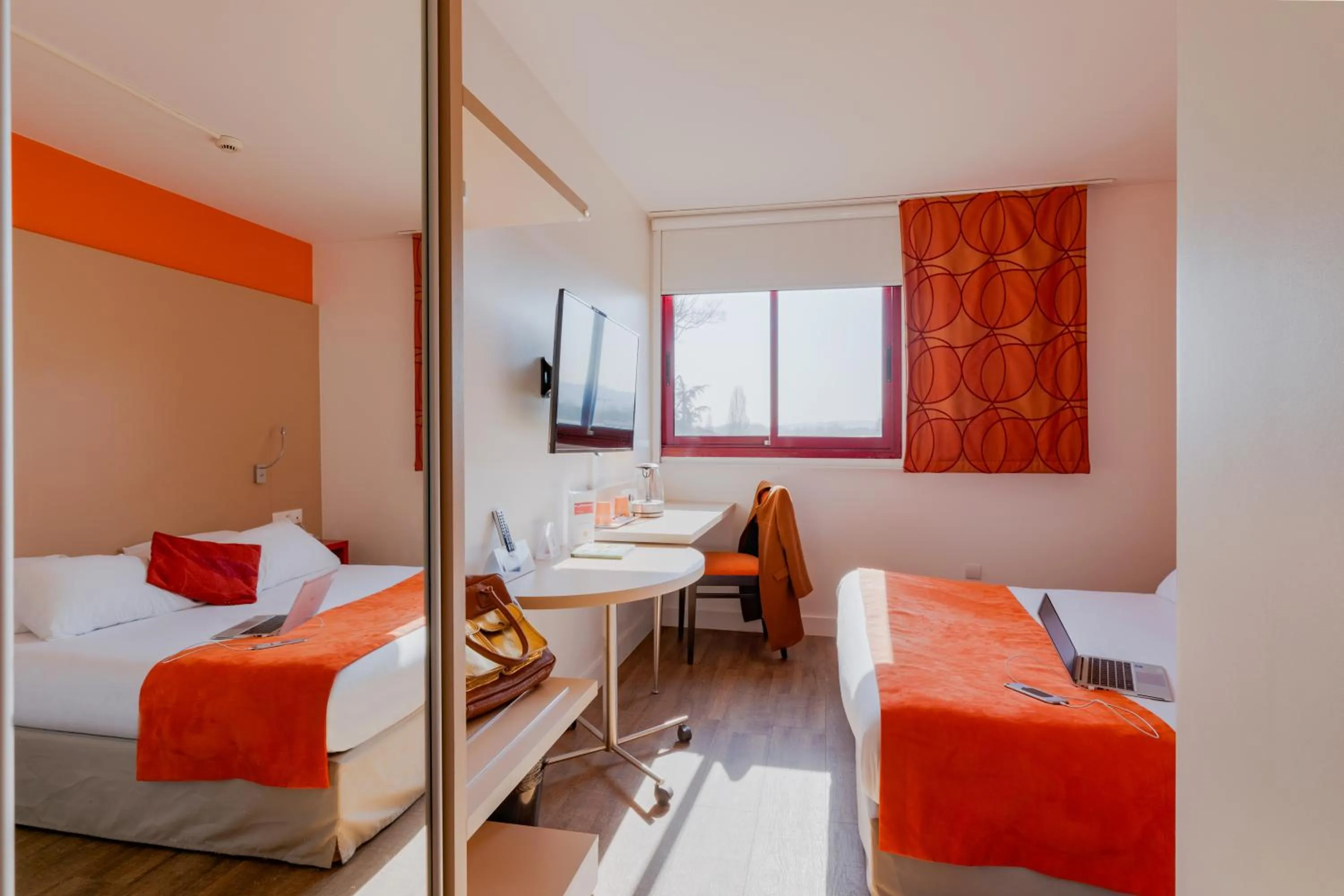 Photo of the whole room in Hôtel de l'Isle - L'Isle d'Abeau