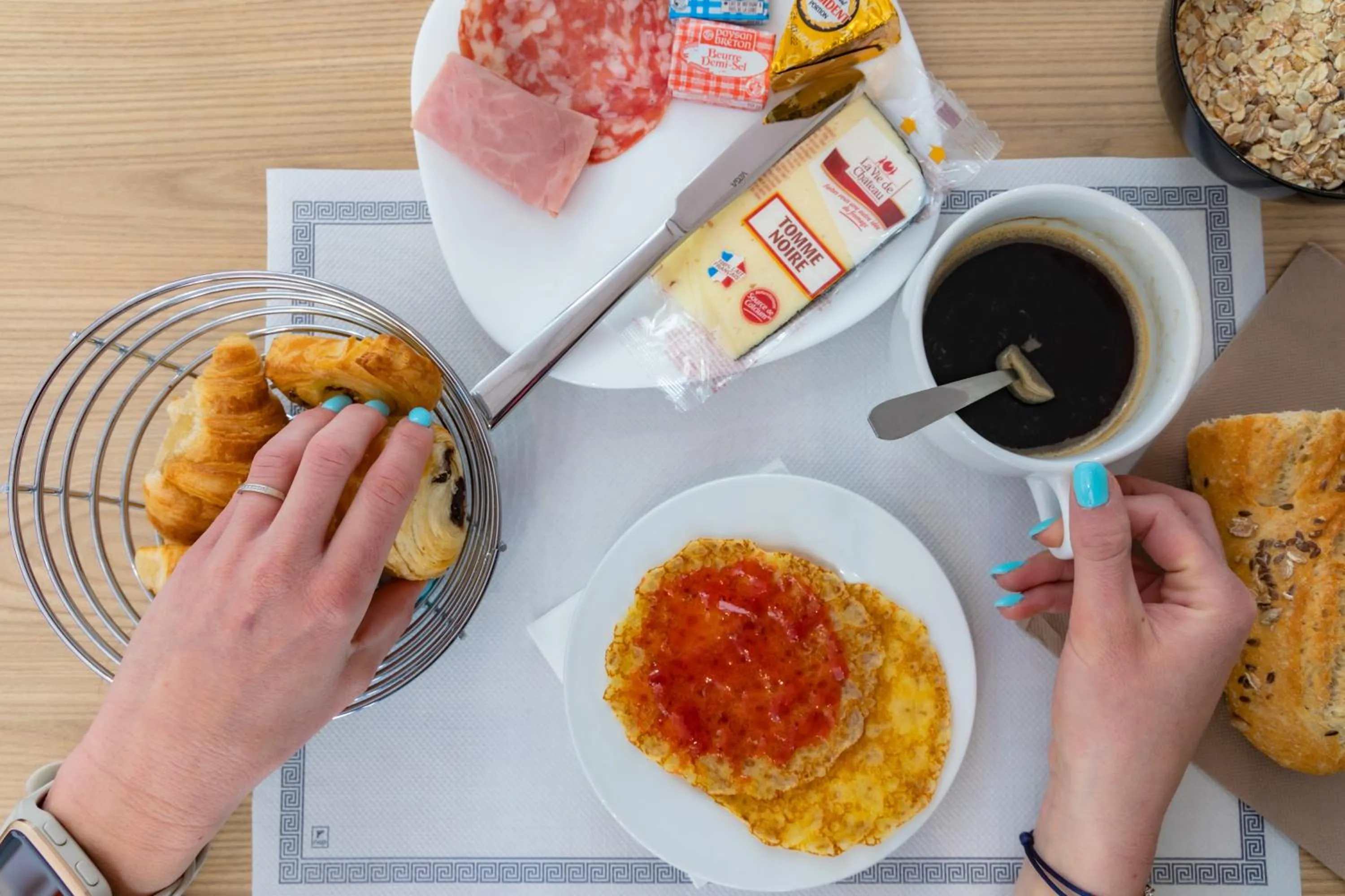 Breakfast in Hôtel de l'Isle - L'Isle d'Abeau