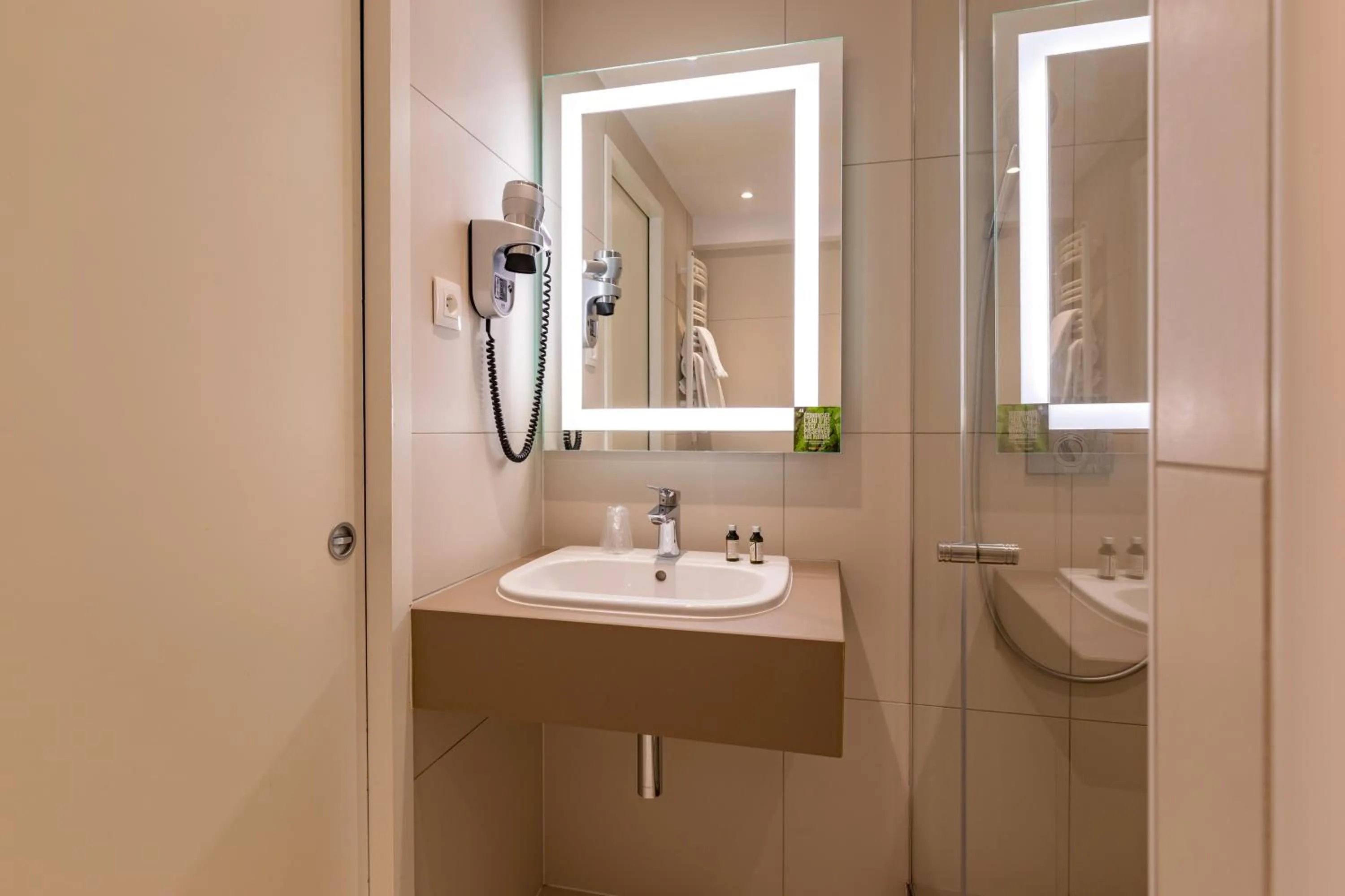 Bathroom in Hôtel de l'Isle - L'Isle d'Abeau