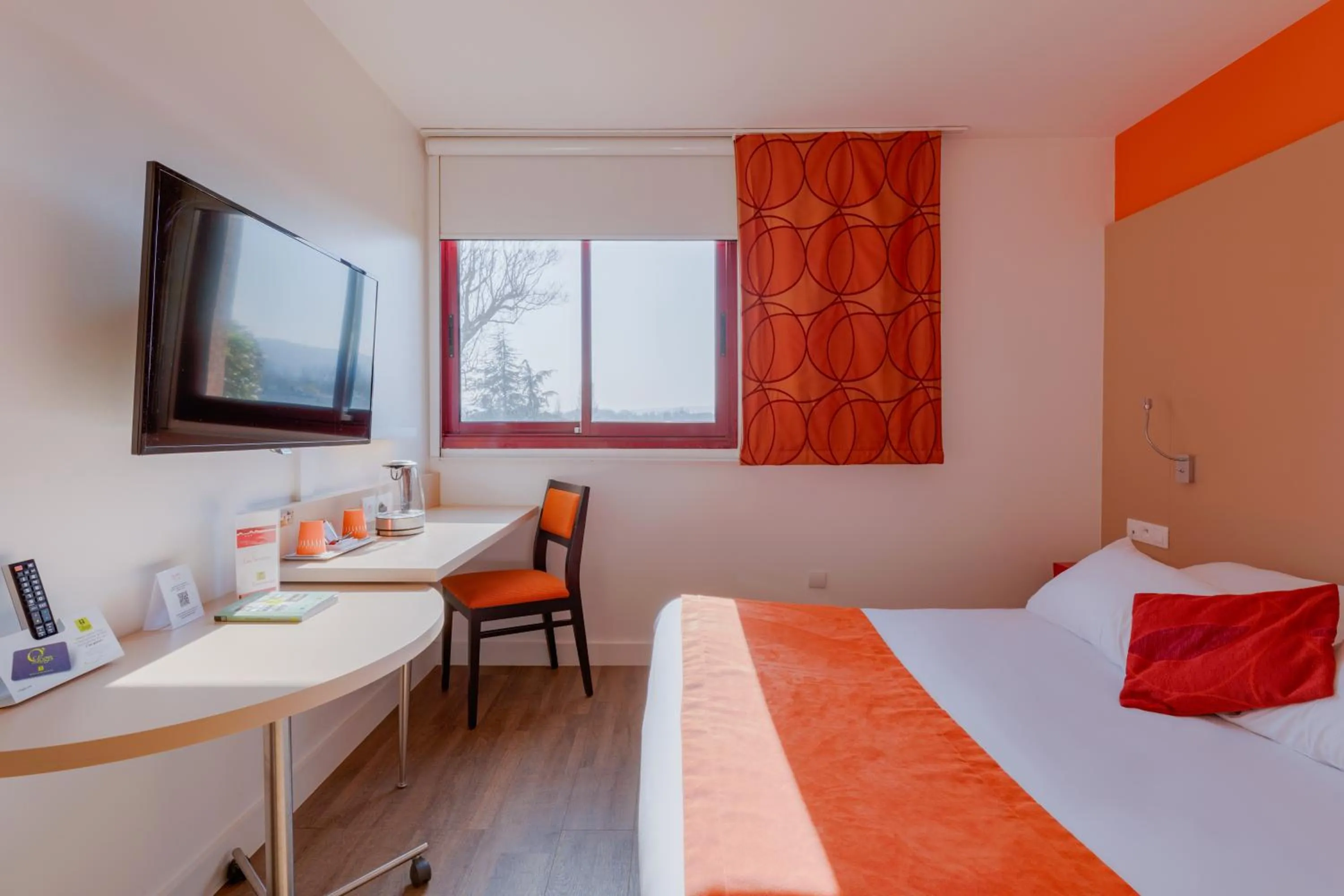 Bed in Hôtel de l'Isle - L'Isle d'Abeau