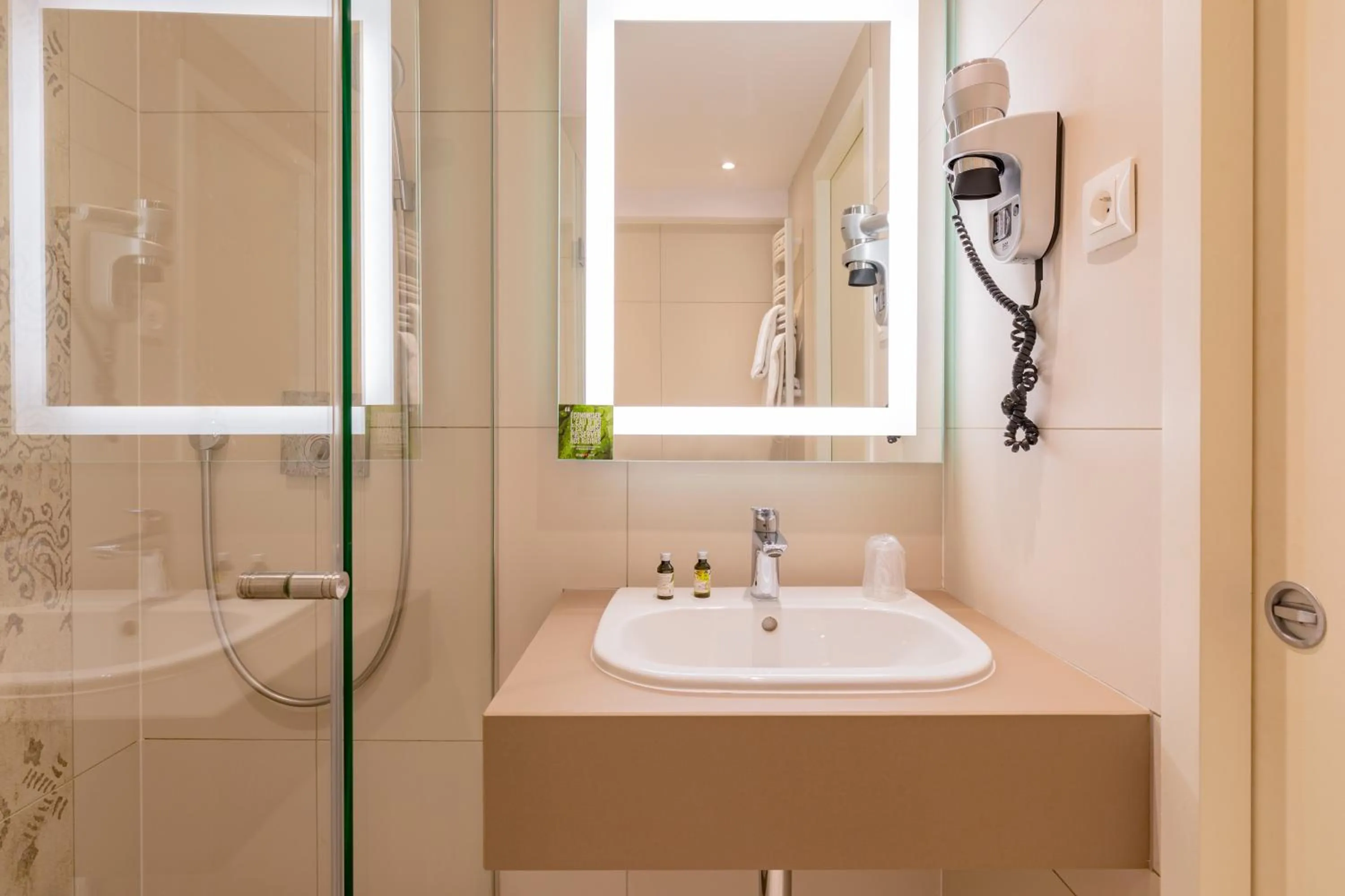 Bathroom in Hôtel de l'Isle - L'Isle d'Abeau