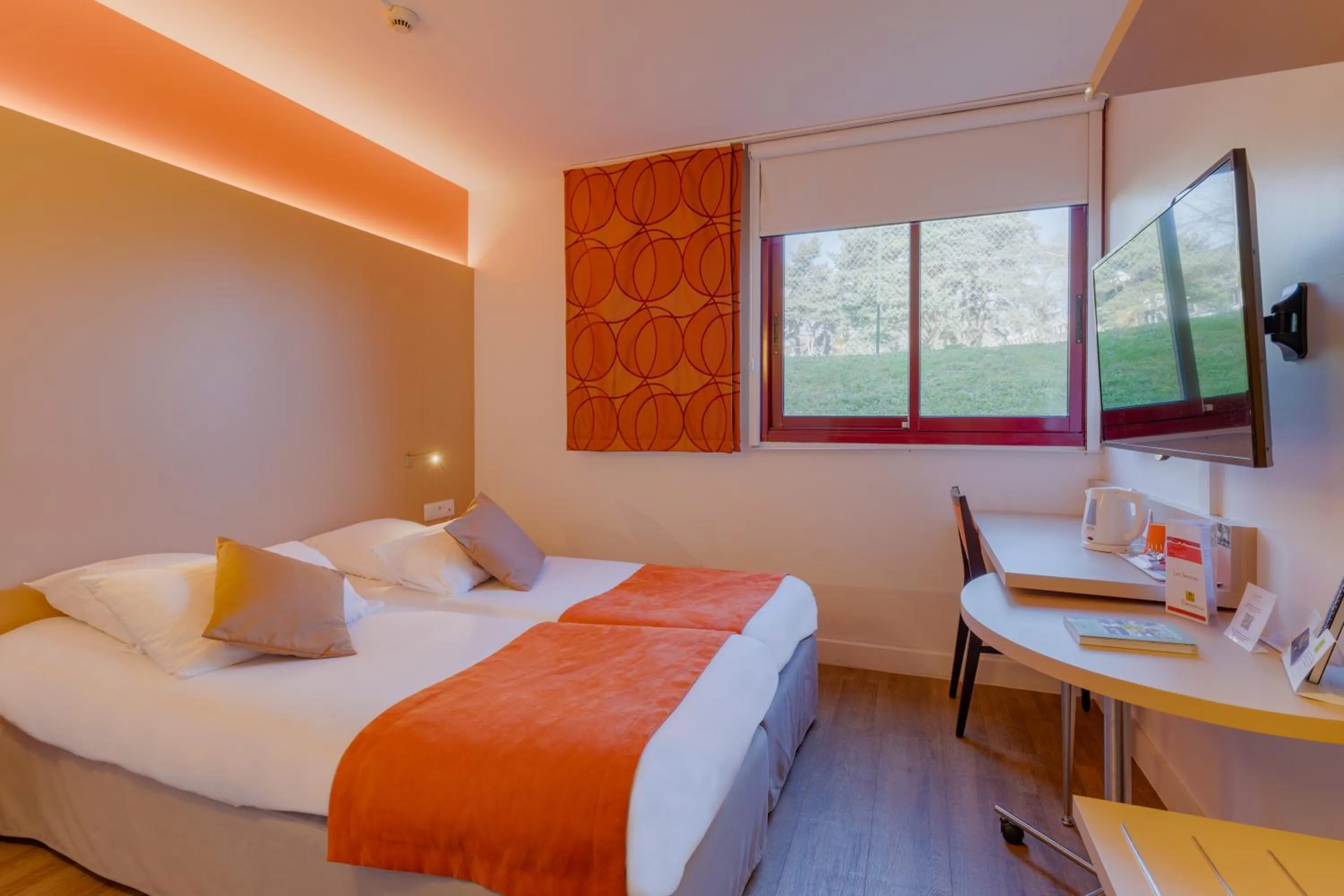 Photo of the whole room in Hôtel de l'Isle - L'Isle d'Abeau