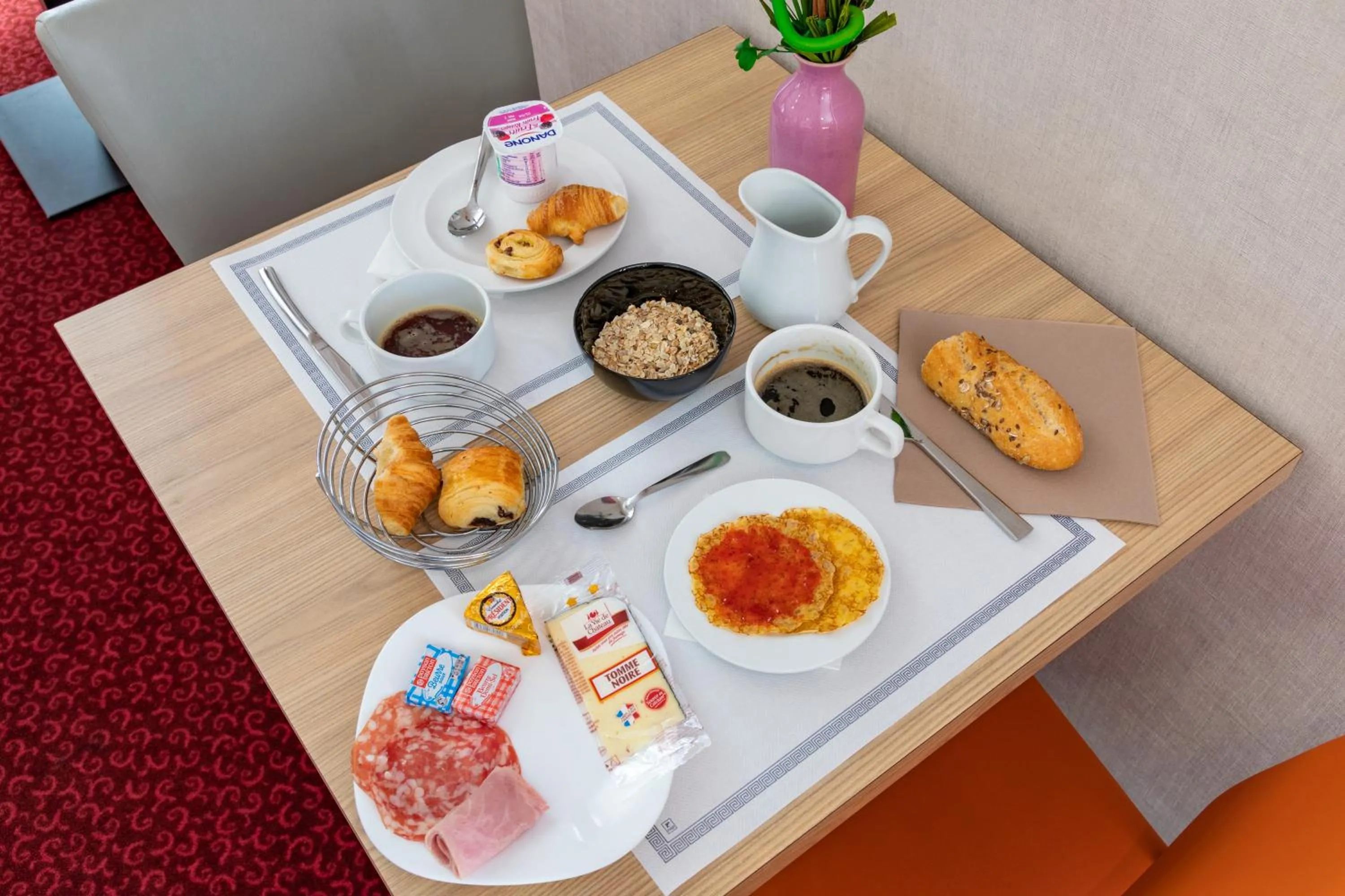 Breakfast in Hôtel de l'Isle - L'Isle d'Abeau