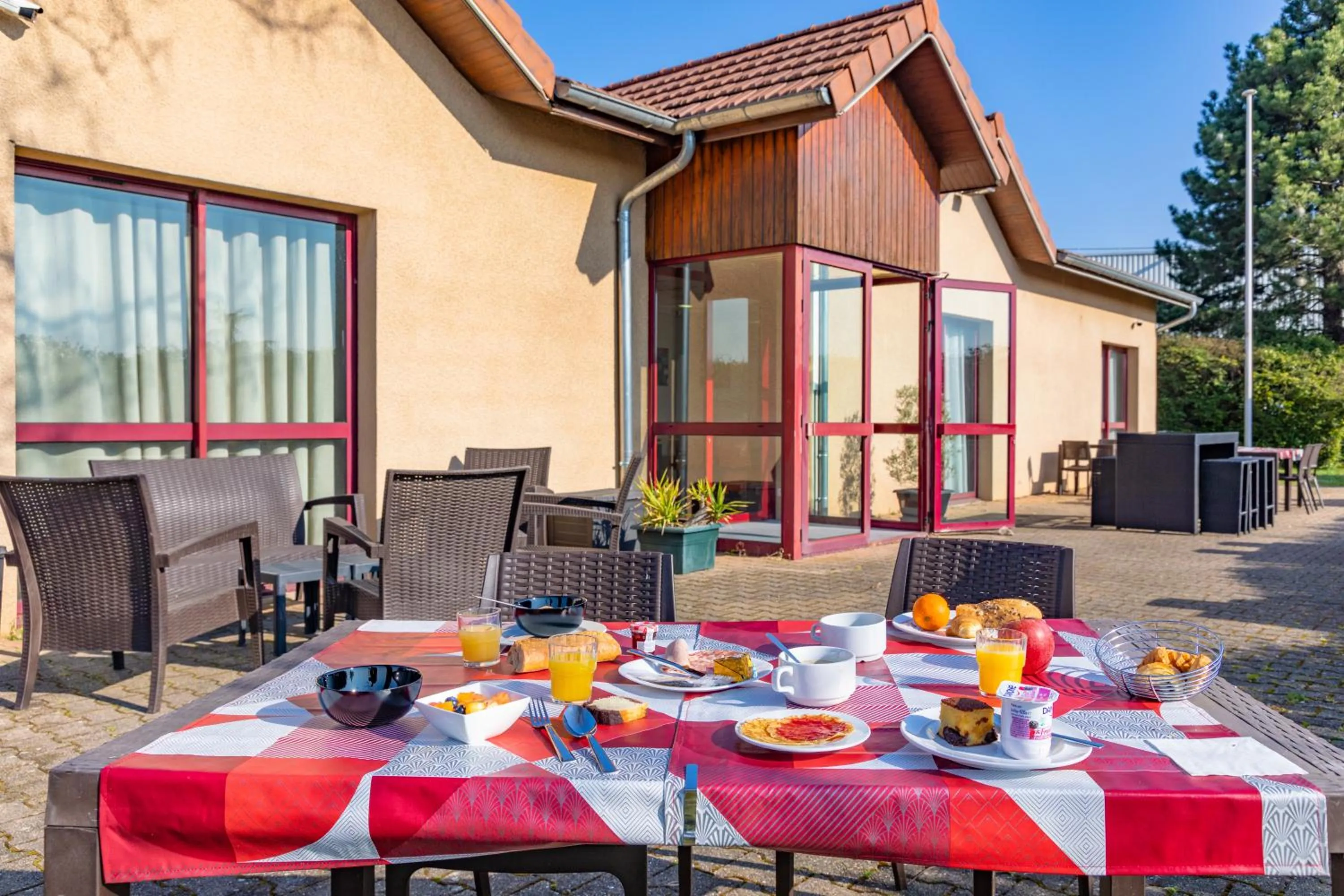 Patio in Hôtel de l'Isle - L'Isle d'Abeau