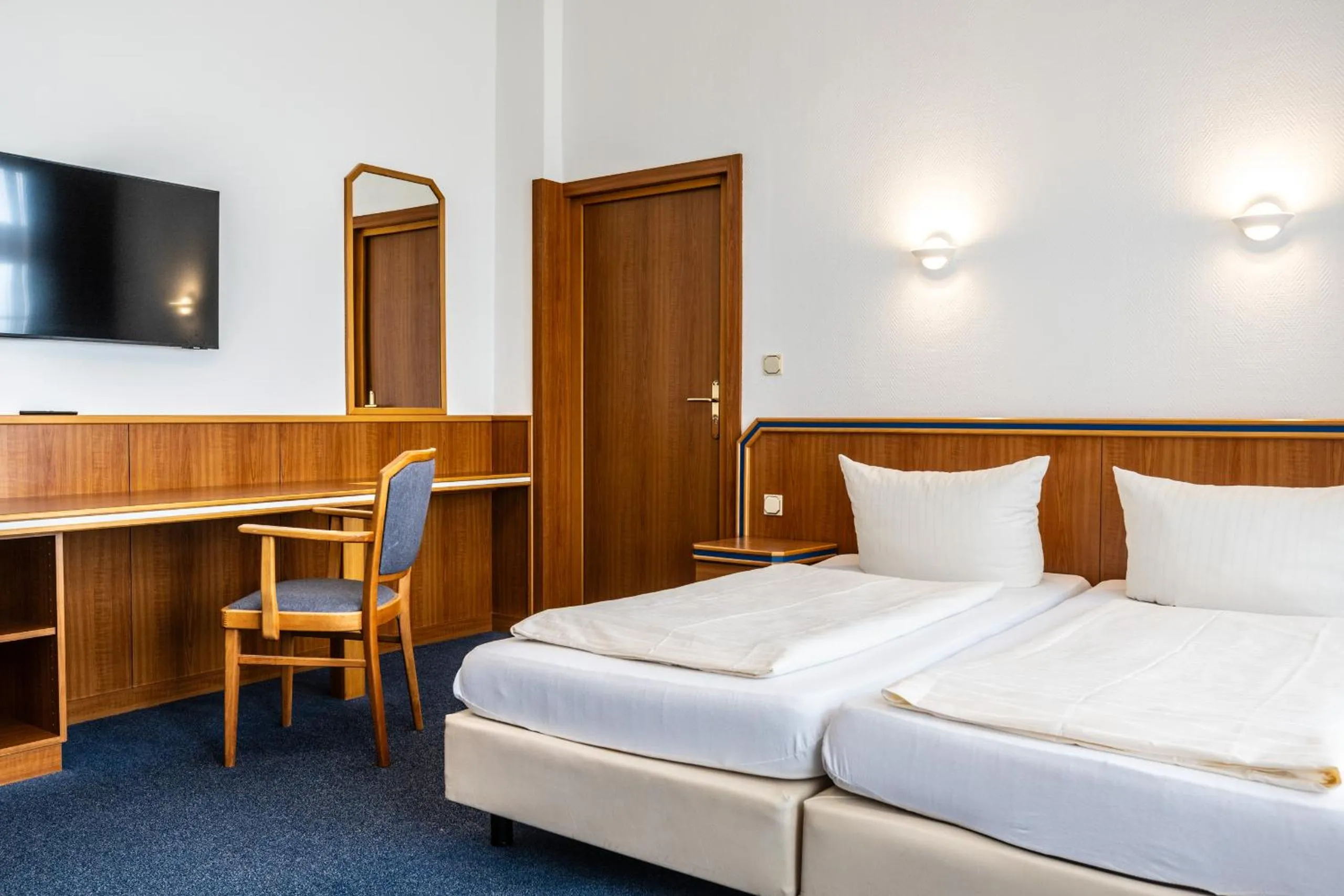 Photo of the whole room, Bed in Hotel und Rasthof AVUS