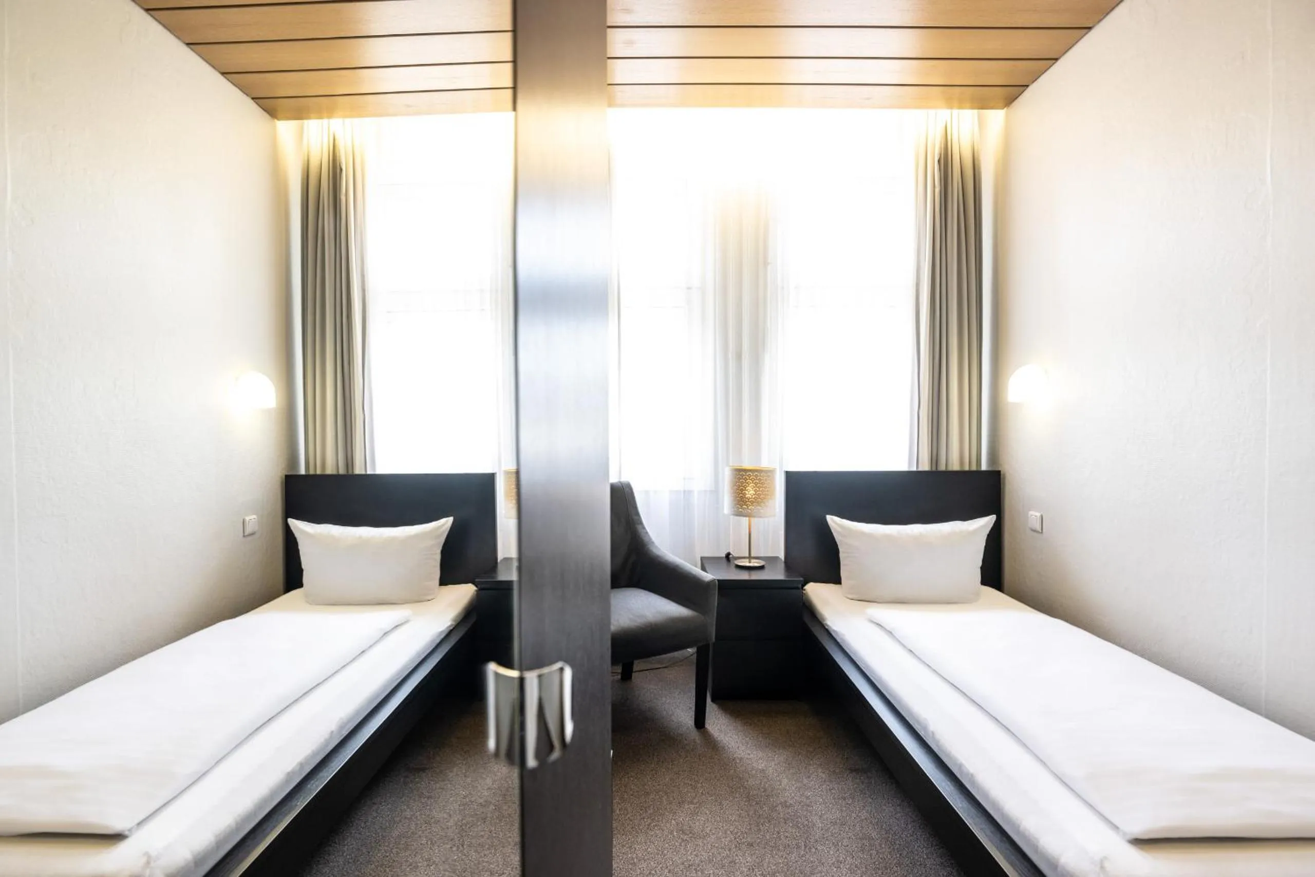 Photo of the whole room, Bed in Hotel und Rasthof AVUS