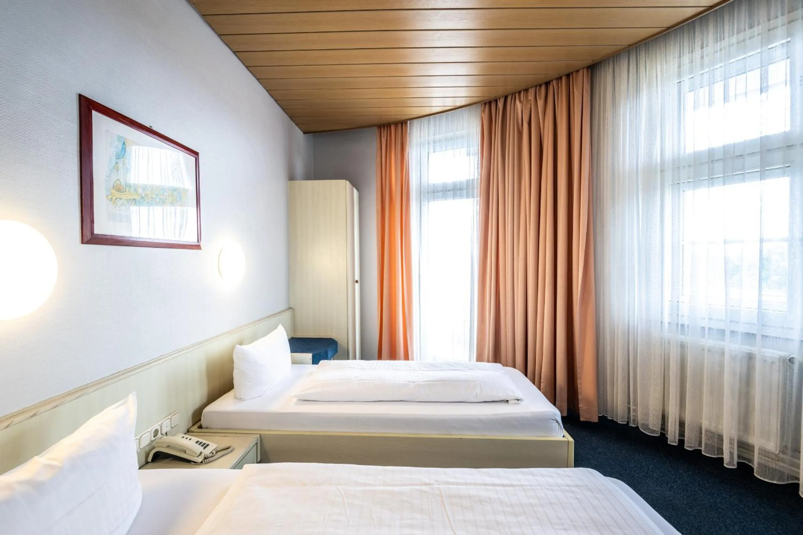 Photo of the whole room, Bed in Hotel und Rasthof AVUS