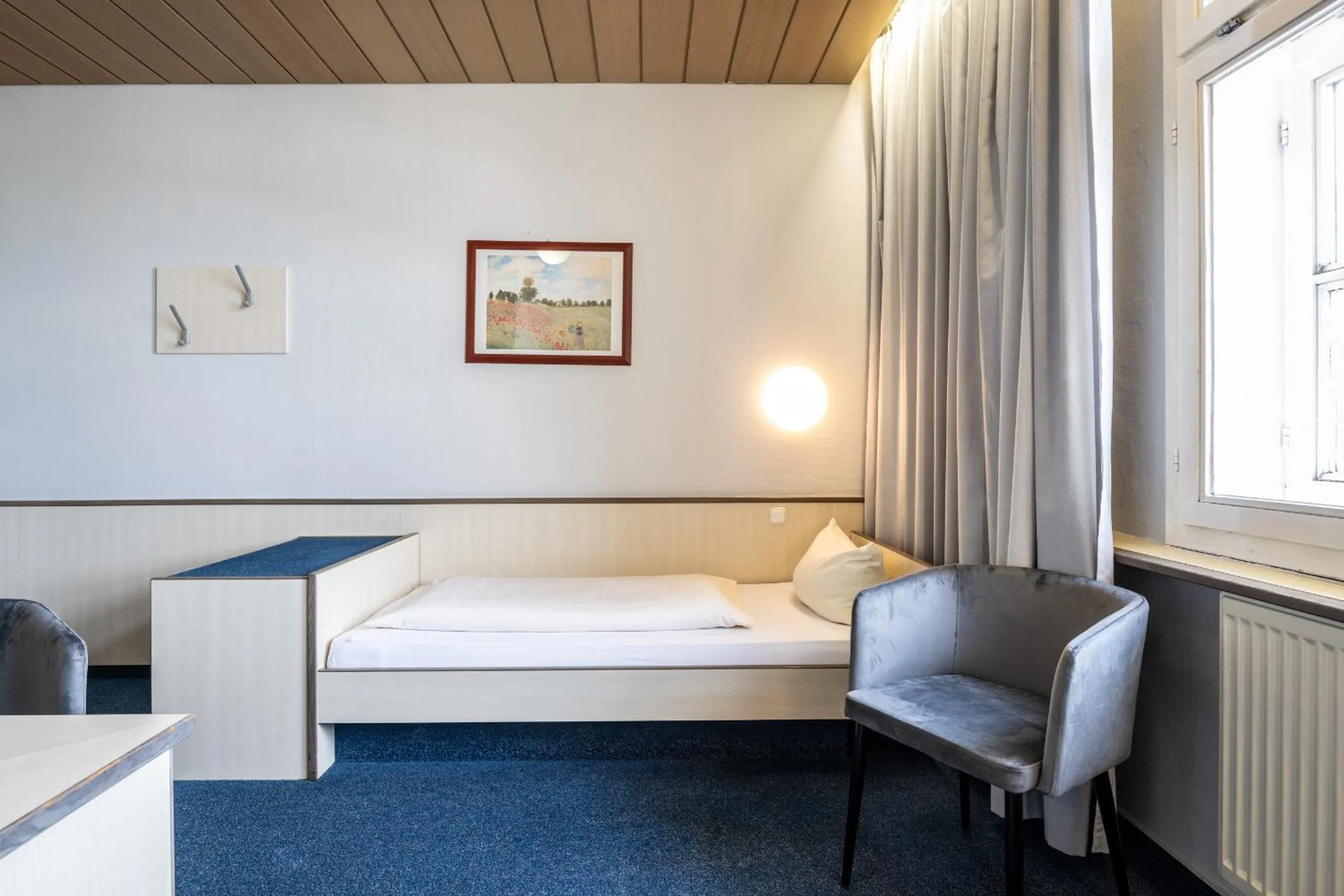 Photo of the whole room, Bed in Hotel und Rasthof AVUS