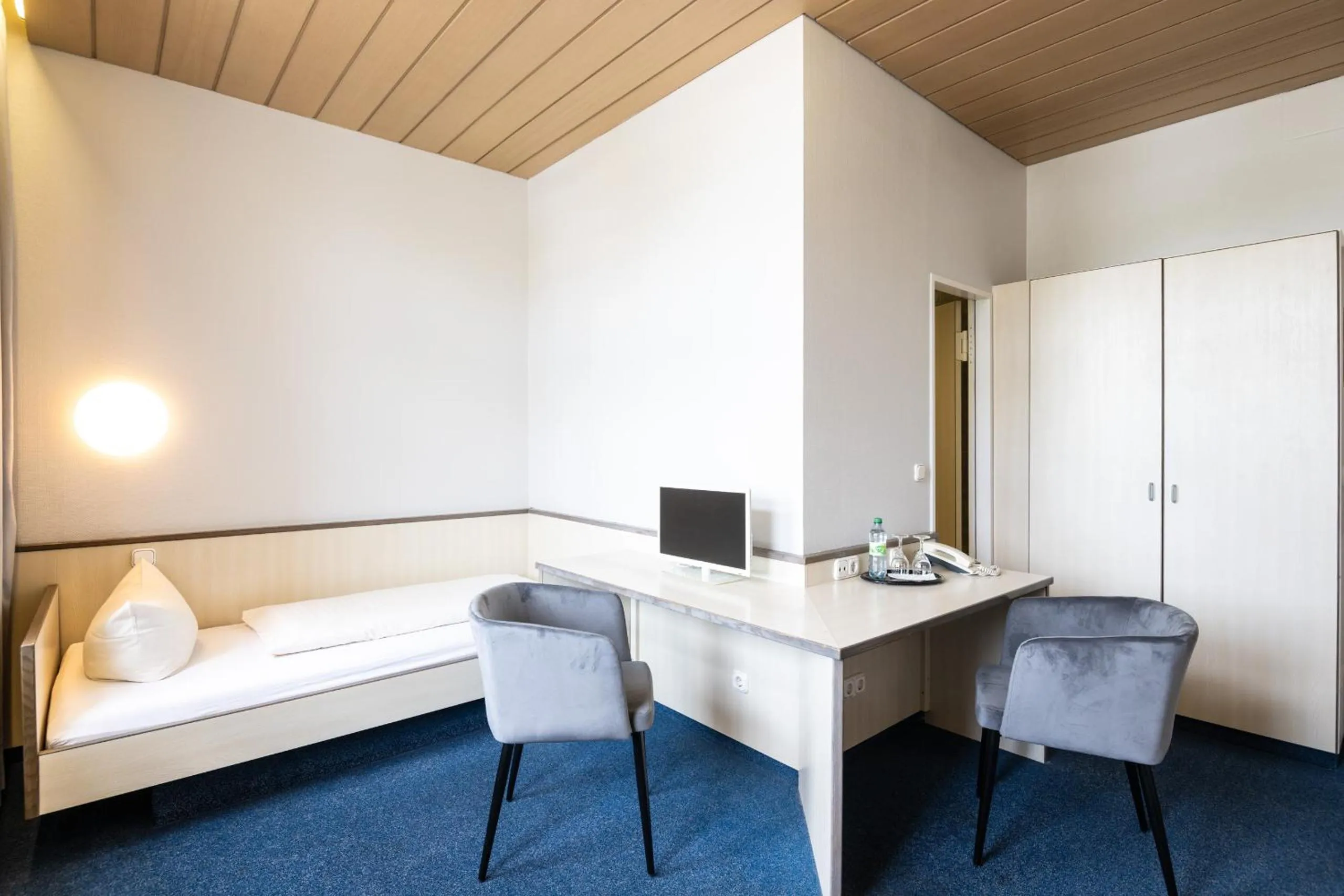 Photo of the whole room, Bed in Hotel und Rasthof AVUS