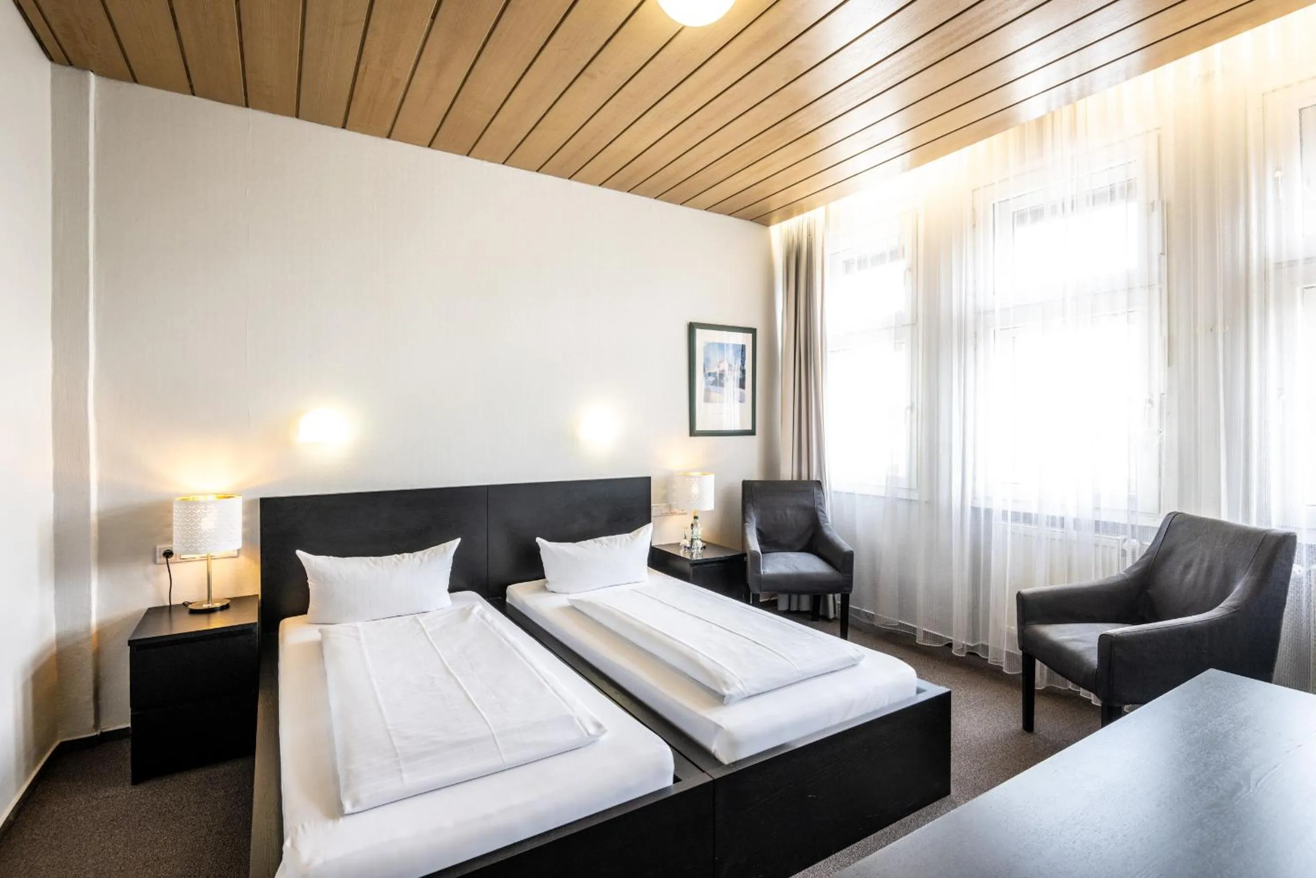 Photo of the whole room, Bed in Hotel und Rasthof AVUS