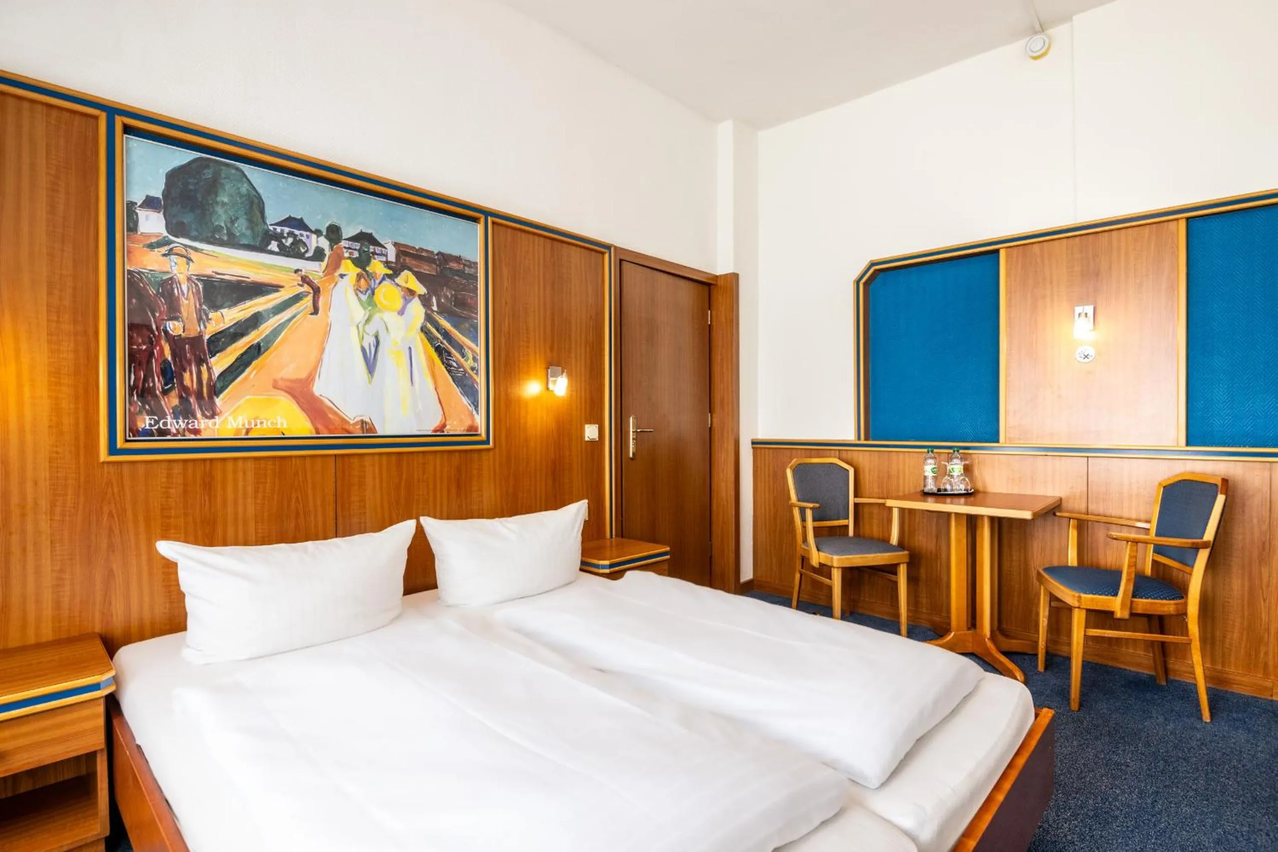 Photo of the whole room, Bed in Hotel und Rasthof AVUS