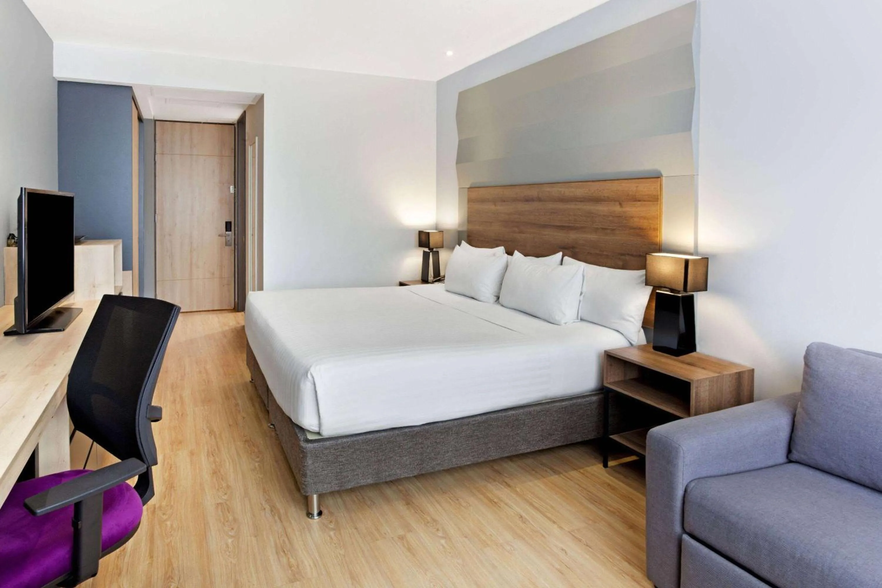 Photo of the whole room, Bed in La Quinta by Wyndham Medellin