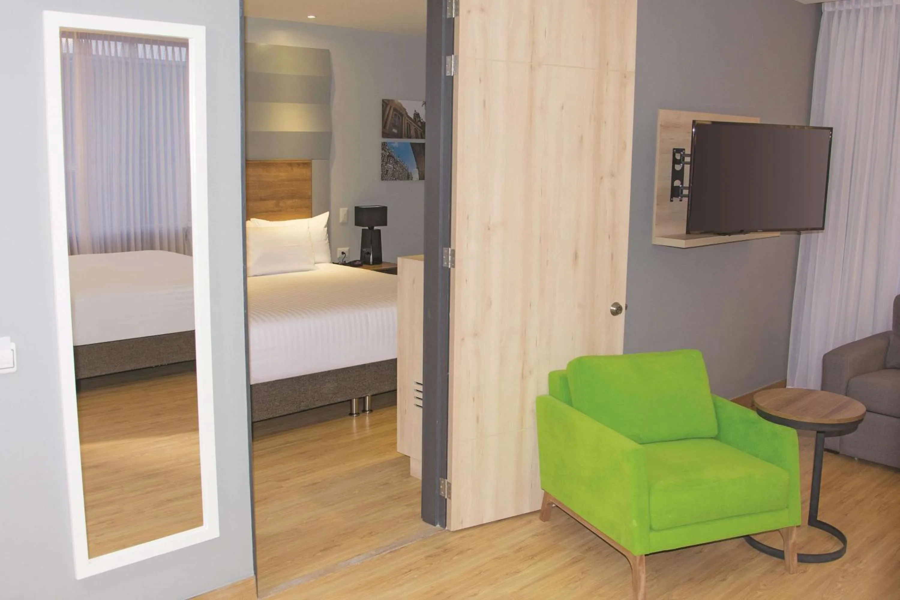 Photo of the whole room, Bed in La Quinta by Wyndham Medellin