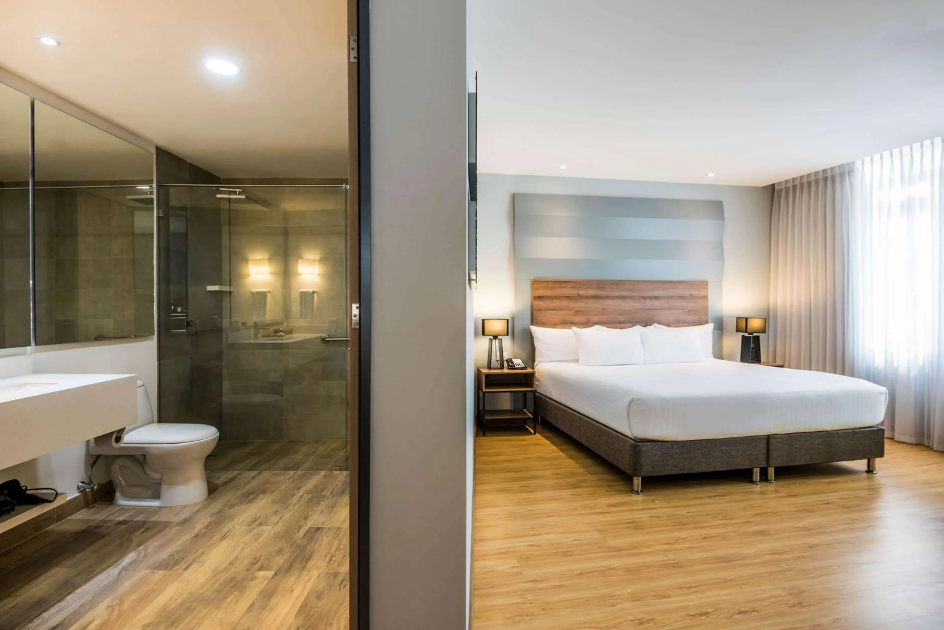 Photo of the whole room, Bed in La Quinta by Wyndham Medellin